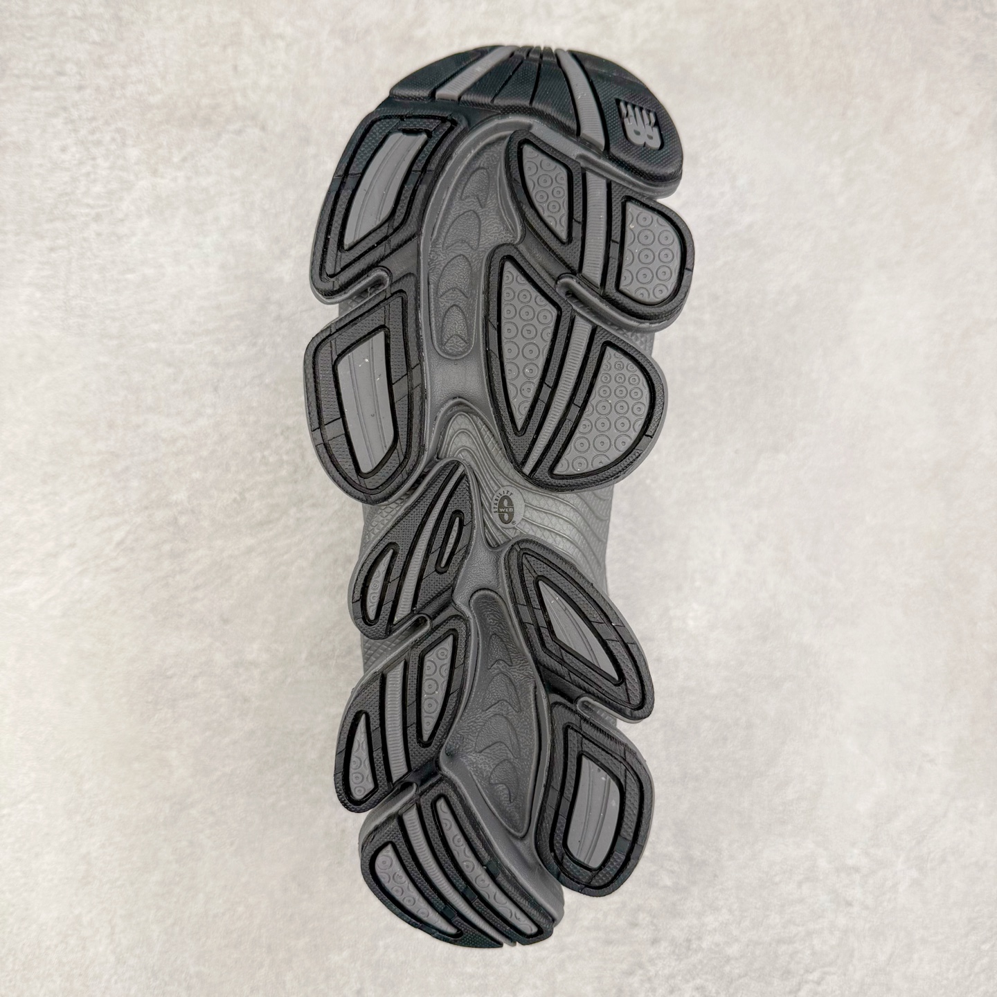 图片[9]-New Balance NB2000 舒适百搭防滑耐磨低帮 休闲跑步鞋 New Balance 在近两年的球鞋市场屡出奇招，在经典鞋型保持进一步增长的同时，推出的每一款新鞋型也都有傲人的战绩。在 327、9060 等鞋型获得成功之后，今天 New Balance 家族又迎来了新鲜血液的注入。这双 New Balance 2000 依然是融合了新旧元素的跑鞋造型，命名为 2000，或许是它的设计理念有着 Y2K 的血统。最大的亮点，在于这双鞋的中底。外侧以五个 ABZORB 单元，带来极具辨识度和冲击力的视觉效果，让这双鞋在外观和脚感方面都颇具吸引力。尺码：36 37 37.5 38 38.5 39 40 40.5 41 42 42.5 43 44 45 46-选品中心