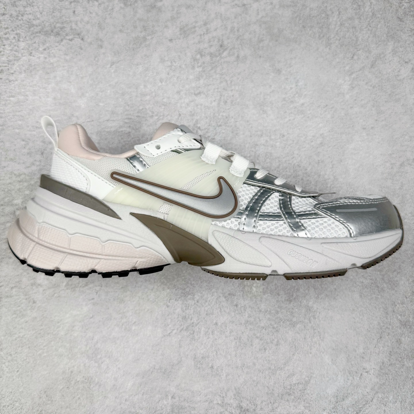 NK V2K Runtekk 减震防滑低帮 复古老爹鞋跑步鞋 FD0736-010 鞋款被命名为 Runtekk 设计上借鉴了 2000 年的跑鞋风格 配色上以金属银为主调 简练又有复古运动气质 材质上使用大面积网眼、皮革、TPU 组成 支撑和透气性肯定不错 中底处由 Cushlon 泡绵打造 保证在压马路时可以提供优秀脚感 并通过一手做旧氧化效果突出复古感 中底造型很容易让大家联想到巴黎世家3XL 增高效果同样不能忽视 尺码：36 36.5 37.5 38 38.5 39 40 40.5 41 42 42.5 43 44 44.5 45-选品中心