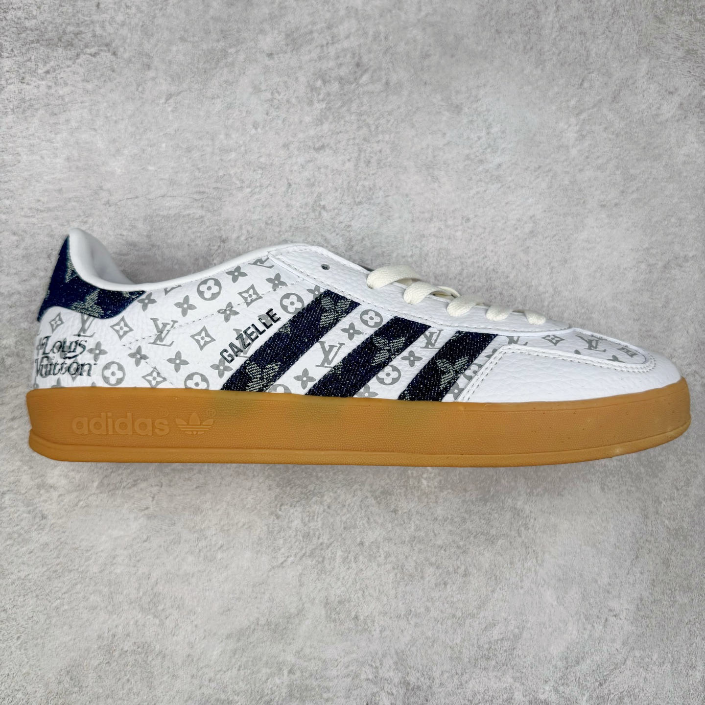 ＃C2 AD Gazelle Indoor Trainers 羚羊内训系列低帮复古百搭休闲运动德训风板鞋 SC9207-727 90年代经典的复刻版！自60年代以足球训练鞋面世以来,Gazelle就以其经典设计席卷全球。1991年版本的复刻,再造经典Gazelle。采用皮革打造,搭配浊色细节,让这款经典更加简约。尺码：36 36⅔ 37⅓ 38 38⅔ 39⅓ 40 40⅔ 41⅓ 42 42⅔ 43⅓ 44⅓ 44⅔ 45-选品中心