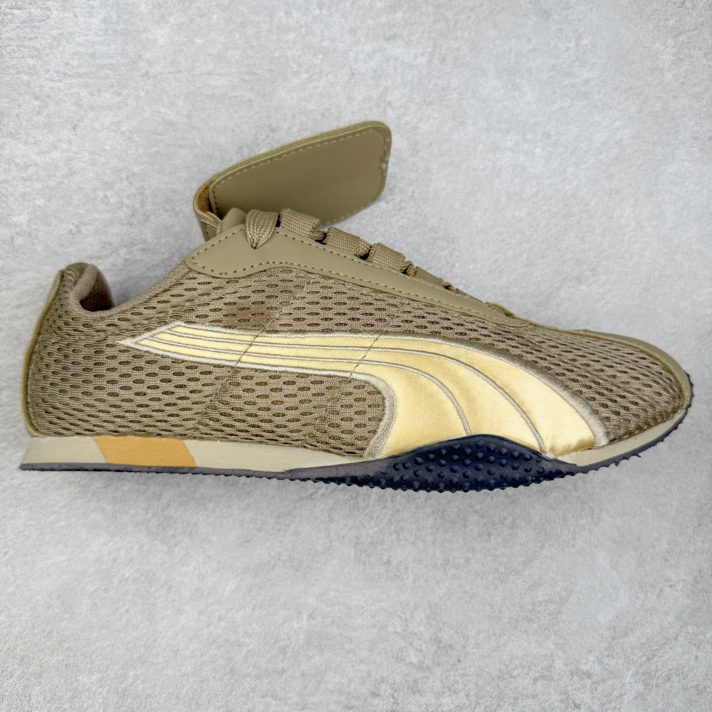 ＃TG特价福利 PUMA Speedca OG 彪马极速赛车系列低帮德训风拼接复古百搭休闲运动赛车鞋 鞋款从80、90年代赛车手所穿的防火赛车鞋为原型，鞋身线条模仿了赛车的流线廓形，体现了空气动力学原理的结构。简约流畅的外观，恰好又和贯穿其中的Formstrip Logo融合恰到好处，视觉上细节丰富且协调。本次Speedcat OG鞋款归来，最大看点自然式保留了窄版鞋型以及薄底构造。这两年各品牌鞋底越做越厚，Speedcat反其道而行之，上脚几乎无鞋底的效果带来耳目一新的视觉体验。鞋面依旧是以质感细腻的麂皮材质打造，并且大面积近乎全包裹的使用，复古味道也愈发浓烈。配色上更是将最原始的黑色和红色带回，向F1赛车队的标志性队服致敬。相信让各位一眼种草的更多是出挑的大红色，上脚即可瞬间点亮整体造型，在以球鞋为核心的OOTD中脱颖而出。而另一款黑色则是低调的万金油，彰显新潮个性的同时又不喧宾夺主，也是热爱简约系穿搭朋友的首选。 尺码：35.5 36 37 37.5 38 38.5 39 40 40.5 41 42 42.5 43 44 44.5 45-选品中心