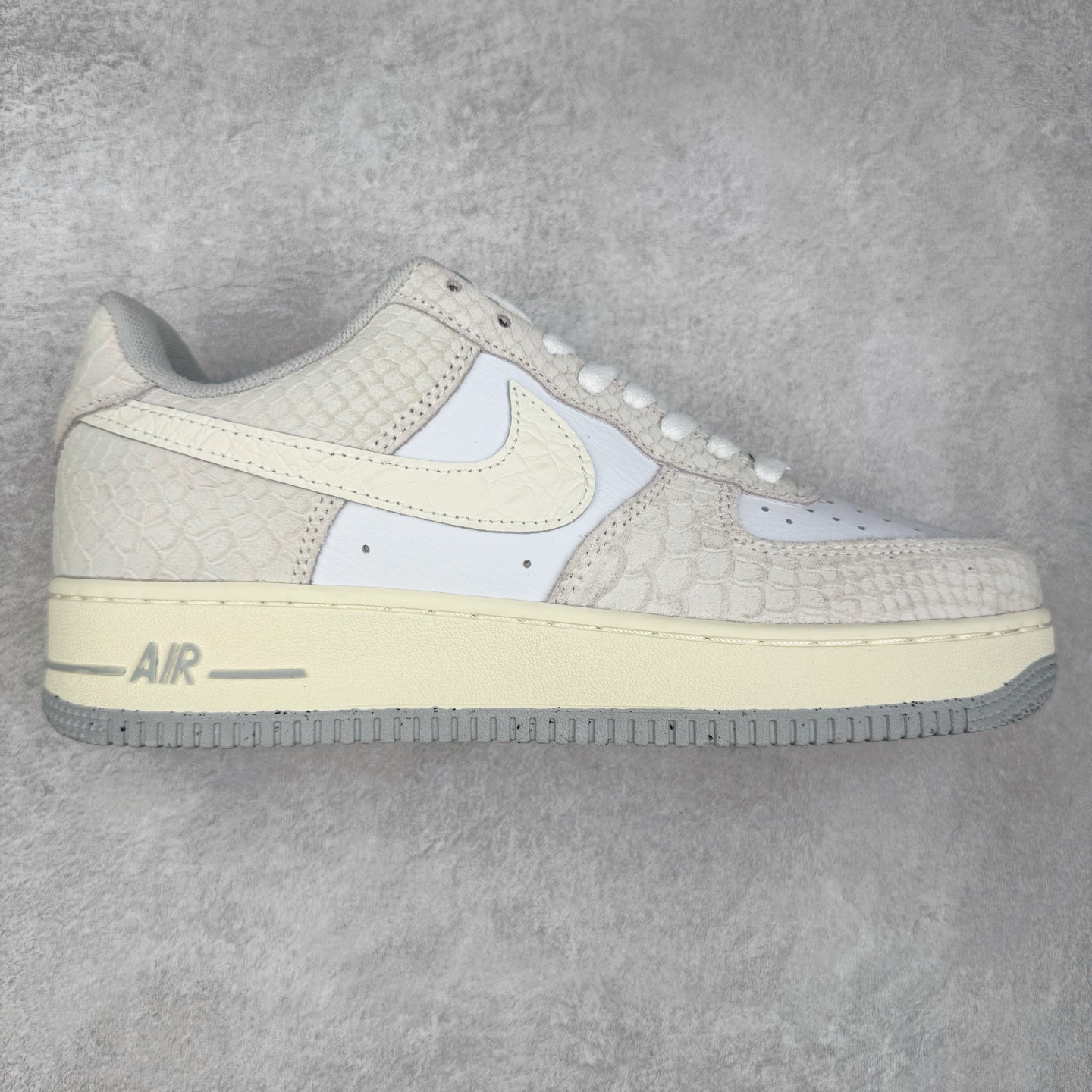 ＃福利特价 NK Air Force 1´07 Low 空军一号低帮百搭休闲运动板鞋 柔软、弹性十足的缓震性能和出色的中底设计 横跨复古与现代的外型结合 造就出风靡全球 三十多年的Force 1 直到今天还深受青睐 尺码：36 36.5 37.5 38 38.5 39 40 40.5 41 42 42.5 43 44 44.5 45-选品中心