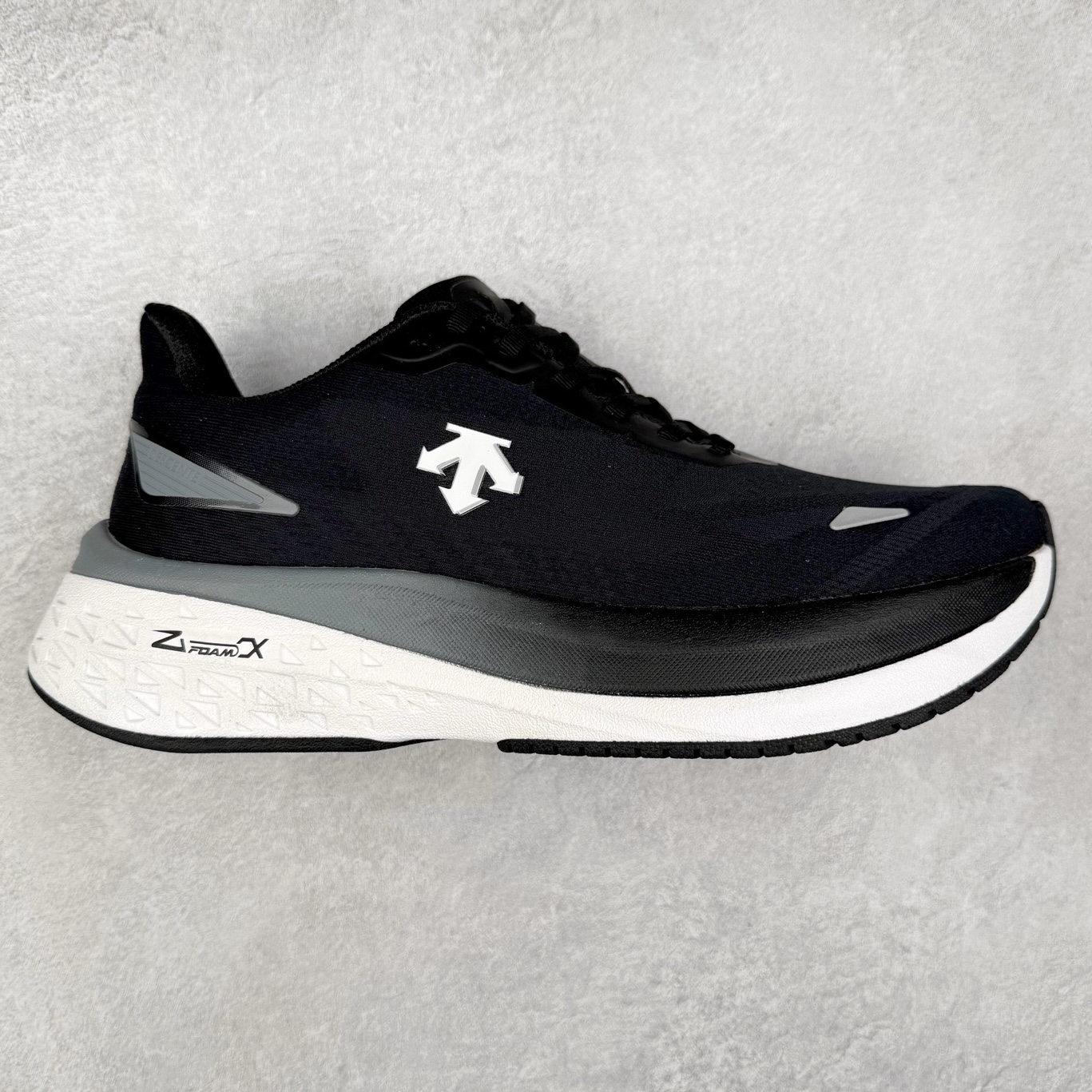 ＃HP DESCENTE RUNNING ENERZITE 迪桑特透气耐磨防滑透气运动跑步鞋 DESCENTE（迪桑特）创立于1935年，品牌名取自法语词汇，意为“滑降”。品牌箭头标识代表滑雪的三种技术“高速直线滑行”、“穿越”和“侧滑”，也寓意品牌在打造高端专业运动产品中不断追求完美的创新精神，致力于成为中国高端专业滑雪、综训、女子、铁人三项、高尔夫的第一品牌。尺码：39 40 40.5 41 42 42.5 43 44 44.5 45-选品中心