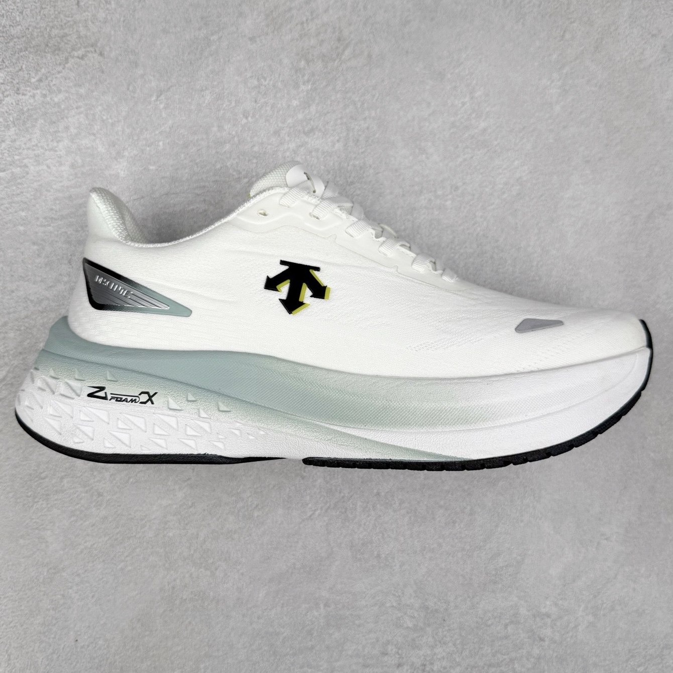 ＃HP DESCENTE RUNNING ENERZITE 迪桑特透气耐磨防滑透气运动跑步鞋 DESCENTE（迪桑特）创立于1935年，品牌名取自法语词汇，意为“滑降”。品牌箭头标识代表滑雪的三种技术“高速直线滑行”、“穿越”和“侧滑”，也寓意品牌在打造高端专业运动产品中不断追求完美的创新精神，致力于成为中国高端专业滑雪、综训、女子、铁人三项、高尔夫的第一品牌。尺码：39 40 40.5 41 42 42.5 43 44 44.5 45-选品中心