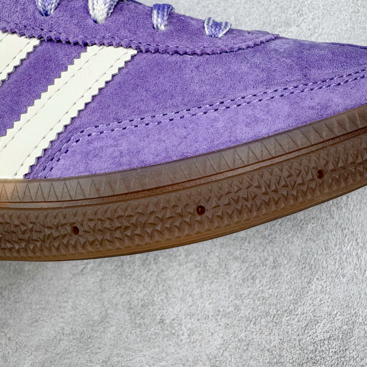 图片[18]-＃S2纯原 AD Originals Handball SPZL 手球运动员系列百搭休闲运动板鞋 KI5935 口碑大厂出品 品控大底版型不断改良更新 原厂皮料 原装过验内外标加持 全套原纸板楦头开发 确保原汁原味 完美呈现桑巴版型 一比一鞋头弧度高度鞋身弧度 数据细节工艺流程均保持一致 这款来自阿迪达斯的这款HANDBALL SPZL前身是一双手球运动鞋 这一次拿来复刻 所以鞋面的主要色彩选用了黑色 鞋面外侧除了Spezial字母之外还有三叶草标志 Handball SPZL作为复古手球训练鞋与作为室内足球鞋的Samba有着异曲同工之处 但是质感更为出众的鞋身以及丰富的配色选择比起Samba来讲可以说是更胜一筹了 尺码：36 36⅔ 37⅓ 38 38⅔ 39⅓ 40 40⅔ 41⅓ 42 42⅔ 43⅓ 44 45-选品中心