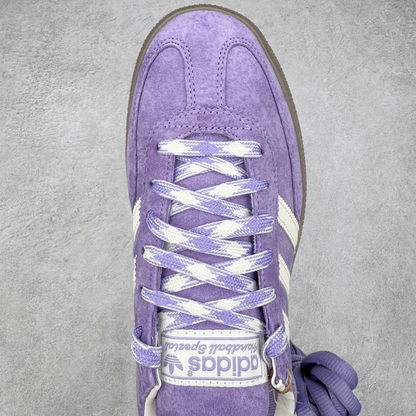 图片[4]-＃S2纯原 AD Originals Handball SPZL 手球运动员系列百搭休闲运动板鞋 KI5935 口碑大厂出品 品控大底版型不断改良更新 原厂皮料 原装过验内外标加持 全套原纸板楦头开发 确保原汁原味 完美呈现桑巴版型 一比一鞋头弧度高度鞋身弧度 数据细节工艺流程均保持一致 这款来自阿迪达斯的这款HANDBALL SPZL前身是一双手球运动鞋 这一次拿来复刻 所以鞋面的主要色彩选用了黑色 鞋面外侧除了Spezial字母之外还有三叶草标志 Handball SPZL作为复古手球训练鞋与作为室内足球鞋的Samba有着异曲同工之处 但是质感更为出众的鞋身以及丰富的配色选择比起Samba来讲可以说是更胜一筹了 尺码：36 36⅔ 37⅓ 38 38⅔ 39⅓ 40 40⅔ 41⅓ 42 42⅔ 43⅓ 44 45-选品中心