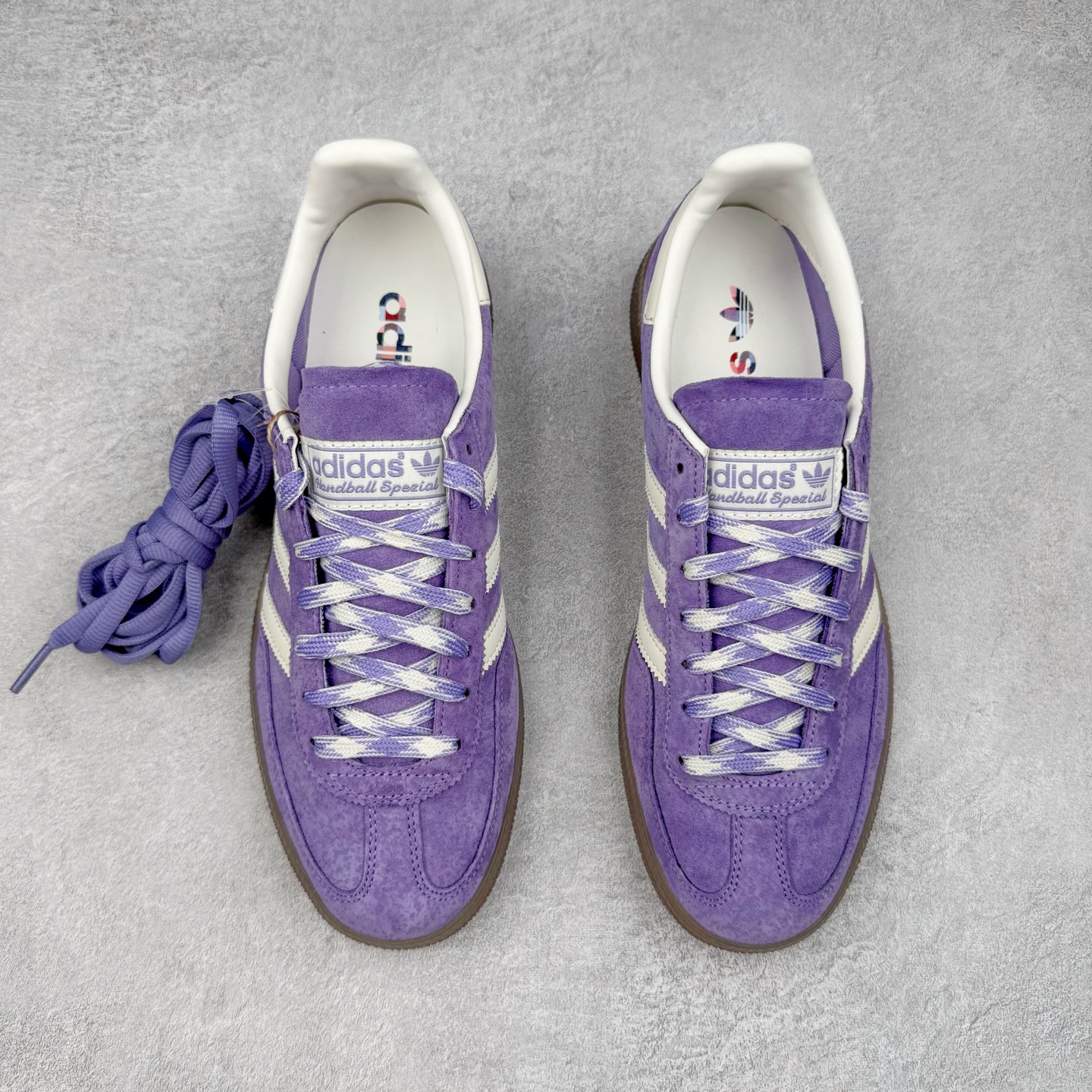 图片[2]-＃S2纯原 AD Originals Handball SPZL 手球运动员系列百搭休闲运动板鞋 KI5935 口碑大厂出品 品控大底版型不断改良更新 原厂皮料 原装过验内外标加持 全套原纸板楦头开发 确保原汁原味 完美呈现桑巴版型 一比一鞋头弧度高度鞋身弧度 数据细节工艺流程均保持一致 这款来自阿迪达斯的这款HANDBALL SPZL前身是一双手球运动鞋 这一次拿来复刻 所以鞋面的主要色彩选用了黑色 鞋面外侧除了Spezial字母之外还有三叶草标志 Handball SPZL作为复古手球训练鞋与作为室内足球鞋的Samba有着异曲同工之处 但是质感更为出众的鞋身以及丰富的配色选择比起Samba来讲可以说是更胜一筹了 尺码：36 36⅔ 37⅓ 38 38⅔ 39⅓ 40 40⅔ 41⅓ 42 42⅔ 43⅓ 44 45-选品中心