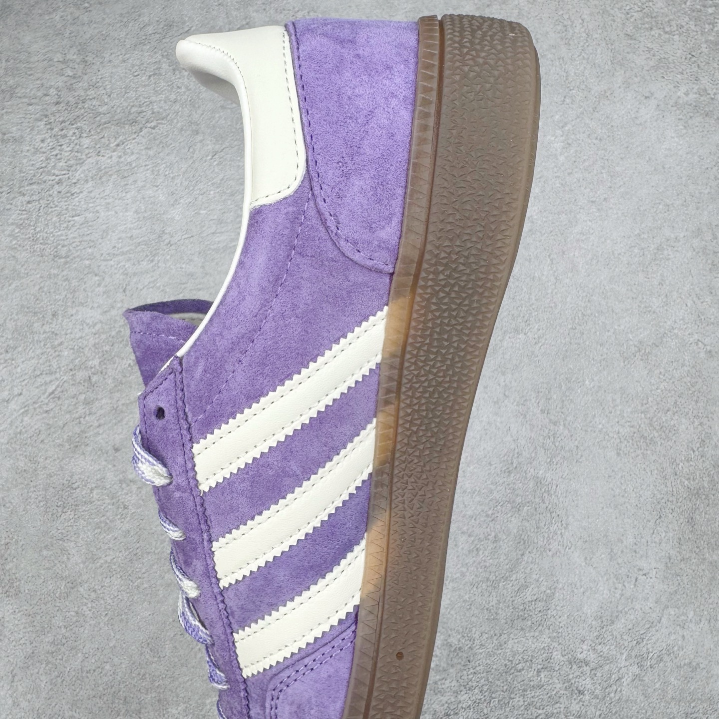 图片[5]-＃S2纯原 AD Originals Handball SPZL 手球运动员系列百搭休闲运动板鞋 KI5935 口碑大厂出品 品控大底版型不断改良更新 原厂皮料 原装过验内外标加持 全套原纸板楦头开发 确保原汁原味 完美呈现桑巴版型 一比一鞋头弧度高度鞋身弧度 数据细节工艺流程均保持一致 这款来自阿迪达斯的这款HANDBALL SPZL前身是一双手球运动鞋 这一次拿来复刻 所以鞋面的主要色彩选用了黑色 鞋面外侧除了Spezial字母之外还有三叶草标志 Handball SPZL作为复古手球训练鞋与作为室内足球鞋的Samba有着异曲同工之处 但是质感更为出众的鞋身以及丰富的配色选择比起Samba来讲可以说是更胜一筹了 尺码：36 36⅔ 37⅓ 38 38⅔ 39⅓ 40 40⅔ 41⅓ 42 42⅔ 43⅓ 44 45-选品中心