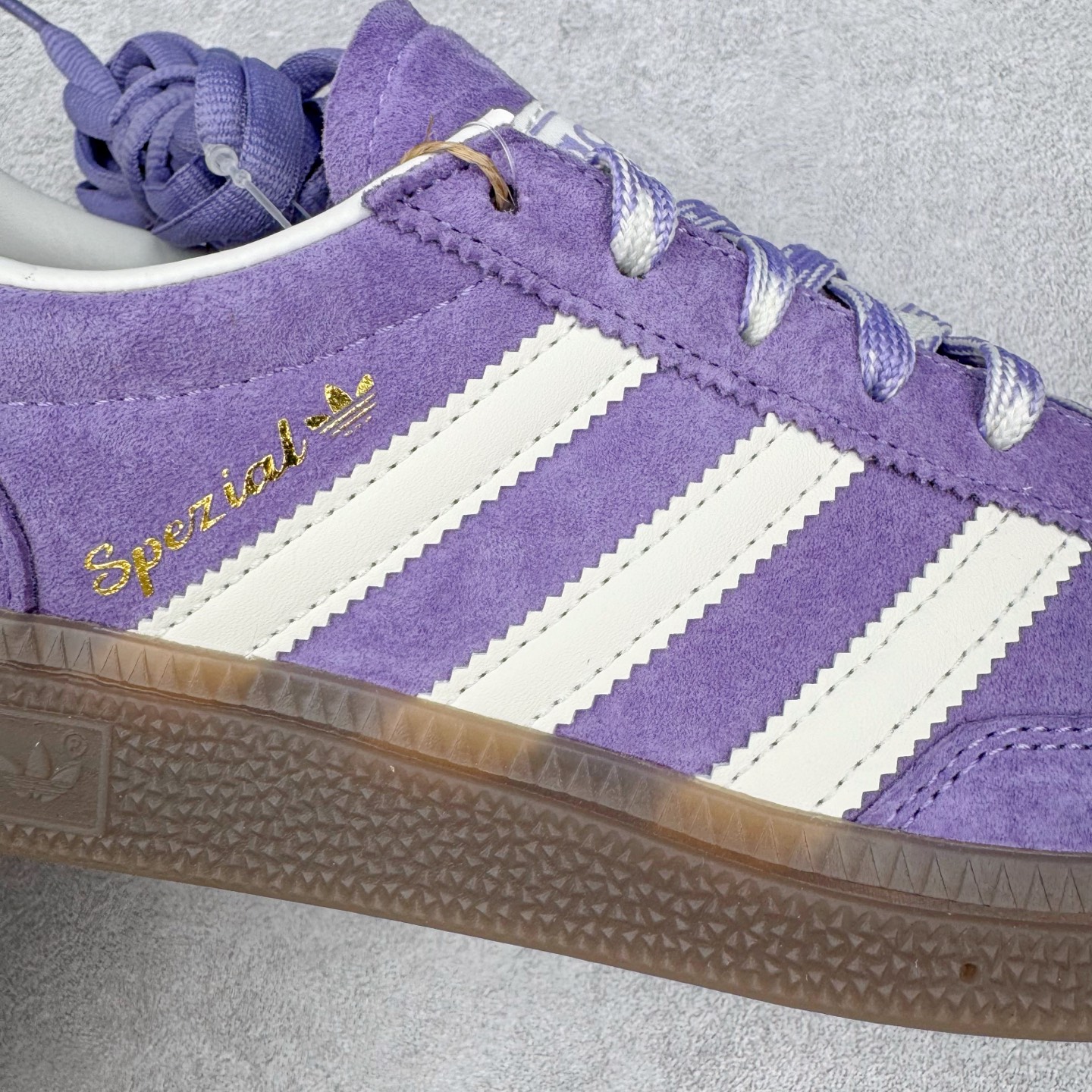 图片[17]-＃S2纯原 AD Originals Handball SPZL 手球运动员系列百搭休闲运动板鞋 KI5935 口碑大厂出品 品控大底版型不断改良更新 原厂皮料 原装过验内外标加持 全套原纸板楦头开发 确保原汁原味 完美呈现桑巴版型 一比一鞋头弧度高度鞋身弧度 数据细节工艺流程均保持一致 这款来自阿迪达斯的这款HANDBALL SPZL前身是一双手球运动鞋 这一次拿来复刻 所以鞋面的主要色彩选用了黑色 鞋面外侧除了Spezial字母之外还有三叶草标志 Handball SPZL作为复古手球训练鞋与作为室内足球鞋的Samba有着异曲同工之处 但是质感更为出众的鞋身以及丰富的配色选择比起Samba来讲可以说是更胜一筹了 尺码：36 36⅔ 37⅓ 38 38⅔ 39⅓ 40 40⅔ 41⅓ 42 42⅔ 43⅓ 44 45-选品中心