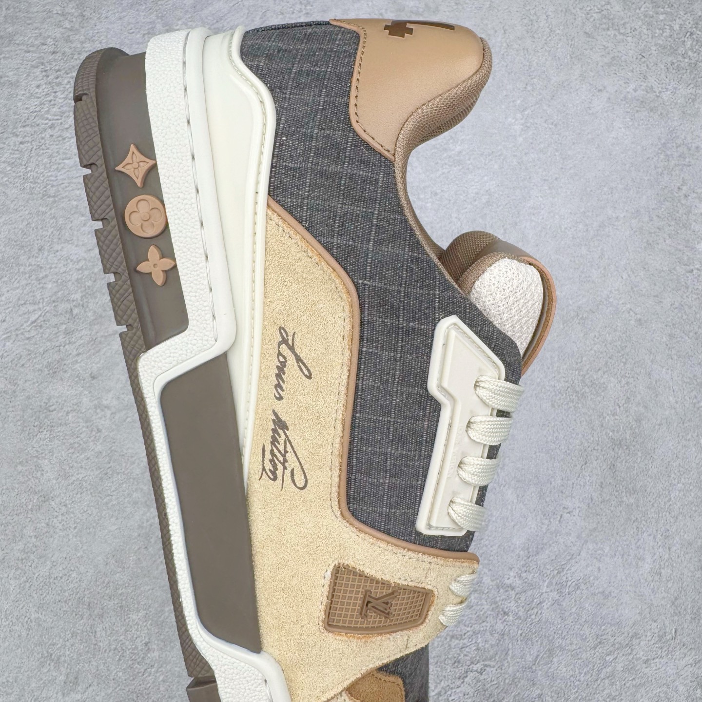 图片[6]-＃GD广顶 Louis Vuitton Trainer lv路易威登时装走秀运动时尚板鞋 外贸零售特供批次 2023全新纸板数据 印花高频效果碾压市面 市售天花板产物 耗时半年巨作 全套原厂新版原纸板楦头开发 原厂特供皮料加持 市场所有版本中综合最强的货品 GD实力大厂出品 全网最全配色更新最快 最成熟的做工稳定的品控 完美鞋型超高的清洁度 零毛边线头瑕疵 全套原楦原纸版原鞋开模 全网最具灵魂的版型 正确原装黄色鞋盒 正确中底印花 鞋面印花3D高频深度立体 全鞋电脑针车 紧密相连 针距密度一致 环保乳胶注塑鞋垫 厚度脚感还原原版 皮面裁剪部位 统一油边封口工艺 原装橡胶大底含胶量大底组合零偏差 专柜全套包装 防尘袋 说明书 质保卡 男女鞋 尺码：35 36 37 38 39 40 41 42 43 44 45-选品中心