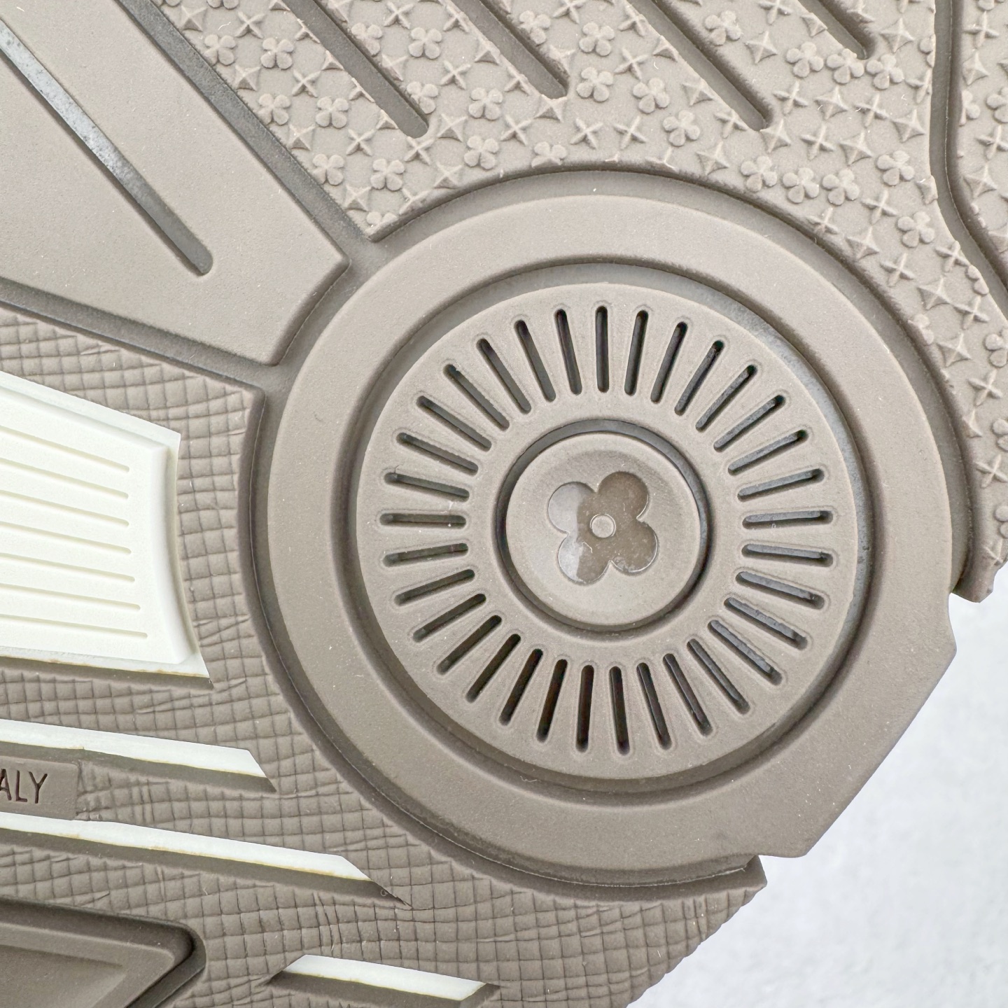 图片[20]-＃GD广顶 Louis Vuitton Trainer lv路易威登时装走秀运动时尚板鞋 外贸零售特供批次 2023全新纸板数据 印花高频效果碾压市面 市售天花板产物 耗时半年巨作 全套原厂新版原纸板楦头开发 原厂特供皮料加持 市场所有版本中综合最强的货品 GD实力大厂出品 全网最全配色更新最快 最成熟的做工稳定的品控 完美鞋型超高的清洁度 零毛边线头瑕疵 全套原楦原纸版原鞋开模 全网最具灵魂的版型 正确原装黄色鞋盒 正确中底印花 鞋面印花3D高频深度立体 全鞋电脑针车 紧密相连 针距密度一致 环保乳胶注塑鞋垫 厚度脚感还原原版 皮面裁剪部位 统一油边封口工艺 原装橡胶大底含胶量大底组合零偏差 专柜全套包装 防尘袋 说明书 质保卡 男女鞋 尺码：35 36 37 38 39 40 41 42 43 44 45-选品中心