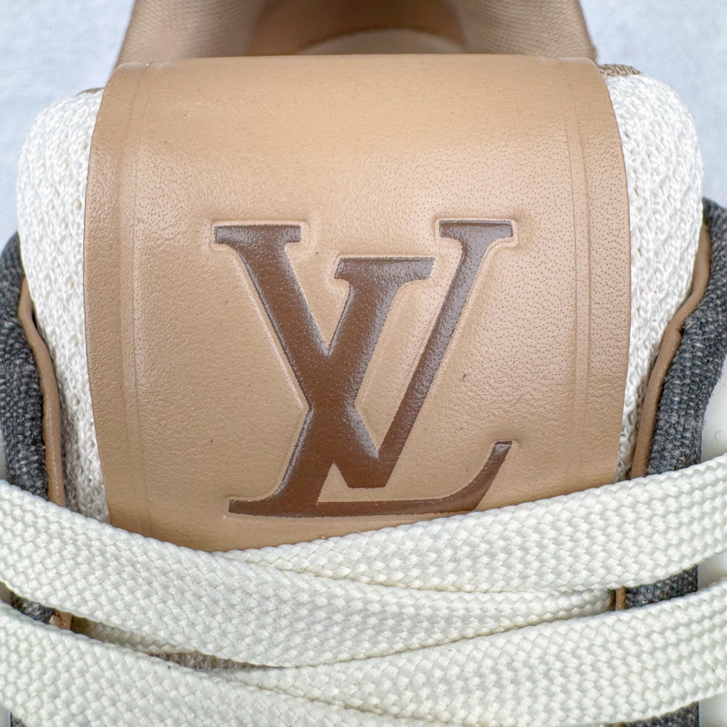 图片[13]-＃GD广顶 Louis Vuitton Trainer lv路易威登时装走秀运动时尚板鞋 外贸零售特供批次 2023全新纸板数据 印花高频效果碾压市面 市售天花板产物 耗时半年巨作 全套原厂新版原纸板楦头开发 原厂特供皮料加持 市场所有版本中综合最强的货品 GD实力大厂出品 全网最全配色更新最快 最成熟的做工稳定的品控 完美鞋型超高的清洁度 零毛边线头瑕疵 全套原楦原纸版原鞋开模 全网最具灵魂的版型 正确原装黄色鞋盒 正确中底印花 鞋面印花3D高频深度立体 全鞋电脑针车 紧密相连 针距密度一致 环保乳胶注塑鞋垫 厚度脚感还原原版 皮面裁剪部位 统一油边封口工艺 原装橡胶大底含胶量大底组合零偏差 专柜全套包装 防尘袋 说明书 质保卡 男女鞋 尺码：35 36 37 38 39 40 41 42 43 44 45-选品中心