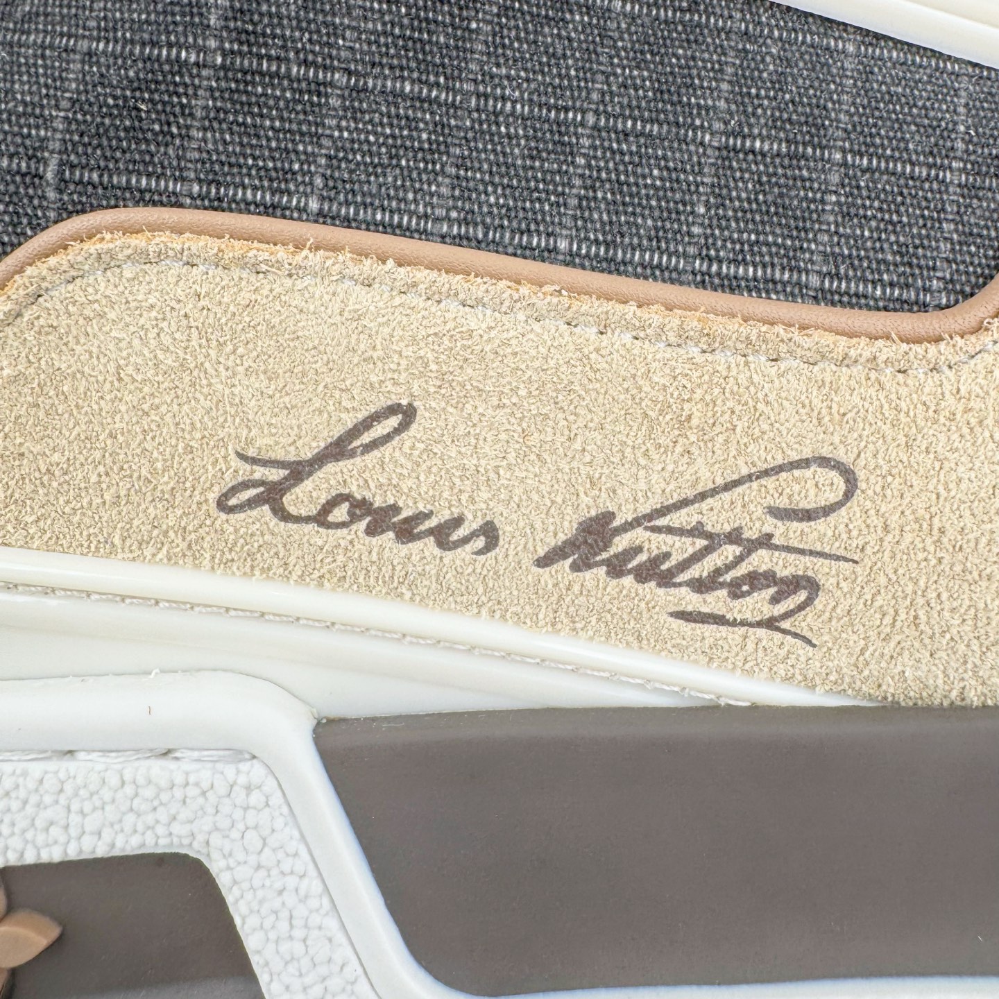 图片[10]-＃GD广顶 Louis Vuitton Trainer lv路易威登时装走秀运动时尚板鞋 外贸零售特供批次 2023全新纸板数据 印花高频效果碾压市面 市售天花板产物 耗时半年巨作 全套原厂新版原纸板楦头开发 原厂特供皮料加持 市场所有版本中综合最强的货品 GD实力大厂出品 全网最全配色更新最快 最成熟的做工稳定的品控 完美鞋型超高的清洁度 零毛边线头瑕疵 全套原楦原纸版原鞋开模 全网最具灵魂的版型 正确原装黄色鞋盒 正确中底印花 鞋面印花3D高频深度立体 全鞋电脑针车 紧密相连 针距密度一致 环保乳胶注塑鞋垫 厚度脚感还原原版 皮面裁剪部位 统一油边封口工艺 原装橡胶大底含胶量大底组合零偏差 专柜全套包装 防尘袋 说明书 质保卡 男女鞋 尺码：35 36 37 38 39 40 41 42 43 44 45-选品中心