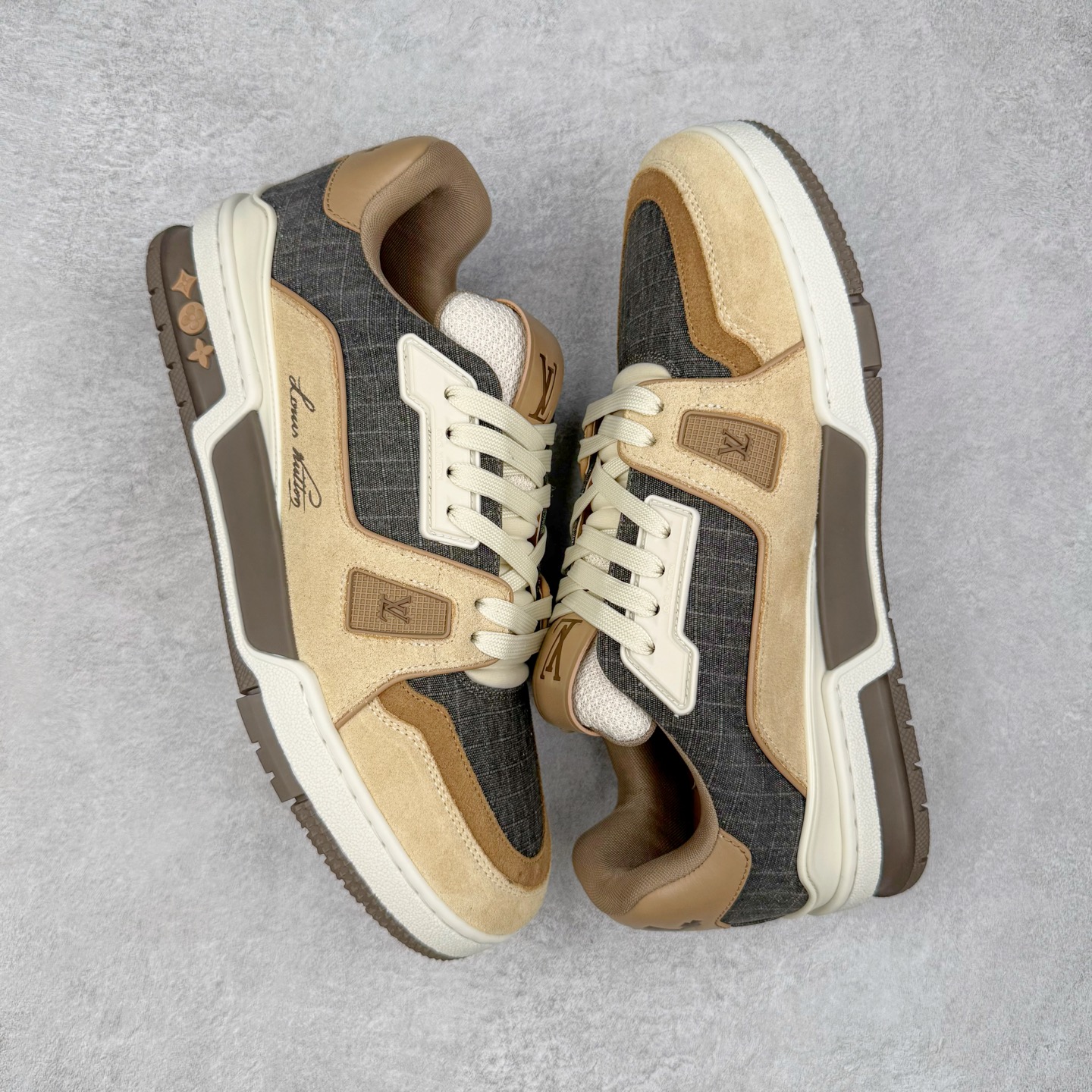 图片[3]-＃GD广顶 Louis Vuitton Trainer lv路易威登时装走秀运动时尚板鞋 外贸零售特供批次 2023全新纸板数据 印花高频效果碾压市面 市售天花板产物 耗时半年巨作 全套原厂新版原纸板楦头开发 原厂特供皮料加持 市场所有版本中综合最强的货品 GD实力大厂出品 全网最全配色更新最快 最成熟的做工稳定的品控 完美鞋型超高的清洁度 零毛边线头瑕疵 全套原楦原纸版原鞋开模 全网最具灵魂的版型 正确原装黄色鞋盒 正确中底印花 鞋面印花3D高频深度立体 全鞋电脑针车 紧密相连 针距密度一致 环保乳胶注塑鞋垫 厚度脚感还原原版 皮面裁剪部位 统一油边封口工艺 原装橡胶大底含胶量大底组合零偏差 专柜全套包装 防尘袋 说明书 质保卡 男女鞋 尺码：35 36 37 38 39 40 41 42 43 44 45-选品中心