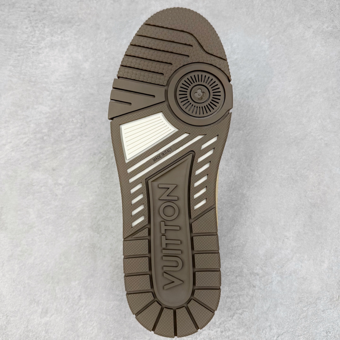 图片[9]-＃GD广顶 Louis Vuitton Trainer lv路易威登时装走秀运动时尚板鞋 外贸零售特供批次 2023全新纸板数据 印花高频效果碾压市面 市售天花板产物 耗时半年巨作 全套原厂新版原纸板楦头开发 原厂特供皮料加持 市场所有版本中综合最强的货品 GD实力大厂出品 全网最全配色更新最快 最成熟的做工稳定的品控 完美鞋型超高的清洁度 零毛边线头瑕疵 全套原楦原纸版原鞋开模 全网最具灵魂的版型 正确原装黄色鞋盒 正确中底印花 鞋面印花3D高频深度立体 全鞋电脑针车 紧密相连 针距密度一致 环保乳胶注塑鞋垫 厚度脚感还原原版 皮面裁剪部位 统一油边封口工艺 原装橡胶大底含胶量大底组合零偏差 专柜全套包装 防尘袋 说明书 质保卡 男女鞋 尺码：35 36 37 38 39 40 41 42 43 44 45-选品中心