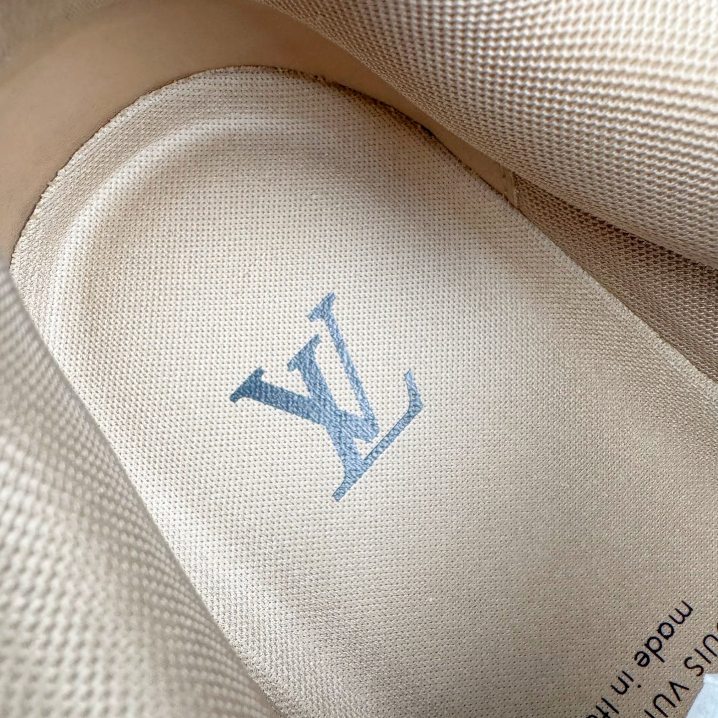 图片[12]-＃GD广顶 Louis Vuitton Trainer lv路易威登时装走秀运动时尚板鞋 外贸零售特供批次 2023全新纸板数据 印花高频效果碾压市面 市售天花板产物 耗时半年巨作 全套原厂新版原纸板楦头开发 原厂特供皮料加持 市场所有版本中综合最强的货品 GD实力大厂出品 全网最全配色更新最快 最成熟的做工稳定的品控 完美鞋型超高的清洁度 零毛边线头瑕疵 全套原楦原纸版原鞋开模 全网最具灵魂的版型 正确原装黄色鞋盒 正确中底印花 鞋面印花3D高频深度立体 全鞋电脑针车 紧密相连 针距密度一致 环保乳胶注塑鞋垫 厚度脚感还原原版 皮面裁剪部位 统一油边封口工艺 原装橡胶大底含胶量大底组合零偏差 专柜全套包装 防尘袋 说明书 质保卡 男女鞋 尺码：35 36 37 38 39 40 41 42 43 44 45-选品中心