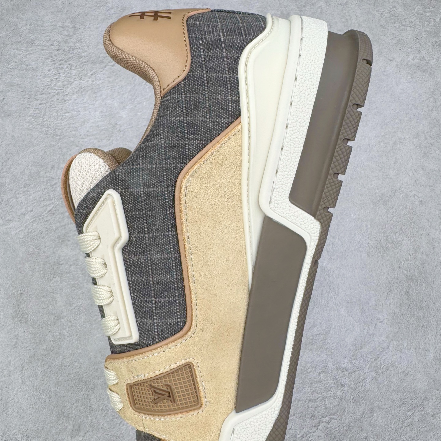 图片[7]-＃GD广顶 Louis Vuitton Trainer lv路易威登时装走秀运动时尚板鞋 外贸零售特供批次 2023全新纸板数据 印花高频效果碾压市面 市售天花板产物 耗时半年巨作 全套原厂新版原纸板楦头开发 原厂特供皮料加持 市场所有版本中综合最强的货品 GD实力大厂出品 全网最全配色更新最快 最成熟的做工稳定的品控 完美鞋型超高的清洁度 零毛边线头瑕疵 全套原楦原纸版原鞋开模 全网最具灵魂的版型 正确原装黄色鞋盒 正确中底印花 鞋面印花3D高频深度立体 全鞋电脑针车 紧密相连 针距密度一致 环保乳胶注塑鞋垫 厚度脚感还原原版 皮面裁剪部位 统一油边封口工艺 原装橡胶大底含胶量大底组合零偏差 专柜全套包装 防尘袋 说明书 质保卡 男女鞋 尺码：35 36 37 38 39 40 41 42 43 44 45-选品中心