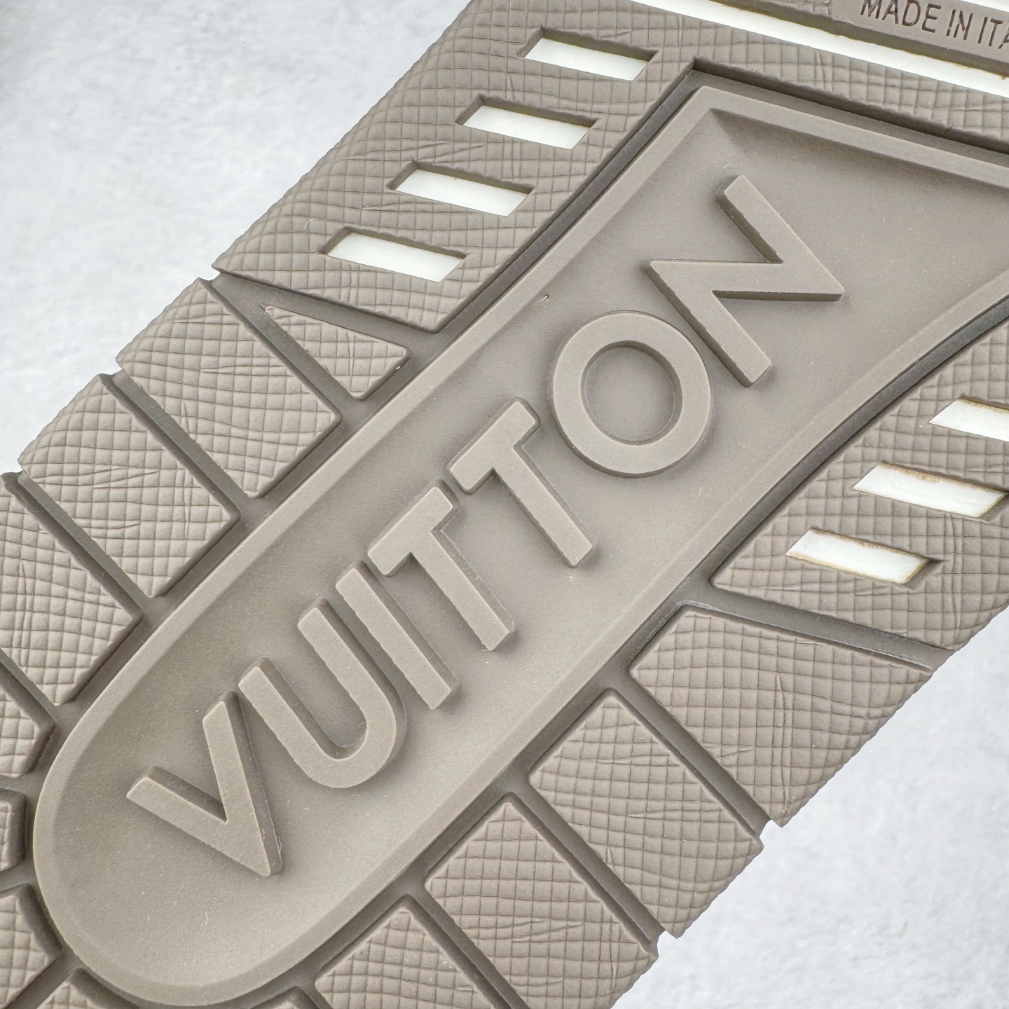 图片[21]-＃GD广顶 Louis Vuitton Trainer lv路易威登时装走秀运动时尚板鞋 外贸零售特供批次 2023全新纸板数据 印花高频效果碾压市面 市售天花板产物 耗时半年巨作 全套原厂新版原纸板楦头开发 原厂特供皮料加持 市场所有版本中综合最强的货品 GD实力大厂出品 全网最全配色更新最快 最成熟的做工稳定的品控 完美鞋型超高的清洁度 零毛边线头瑕疵 全套原楦原纸版原鞋开模 全网最具灵魂的版型 正确原装黄色鞋盒 正确中底印花 鞋面印花3D高频深度立体 全鞋电脑针车 紧密相连 针距密度一致 环保乳胶注塑鞋垫 厚度脚感还原原版 皮面裁剪部位 统一油边封口工艺 原装橡胶大底含胶量大底组合零偏差 专柜全套包装 防尘袋 说明书 质保卡 男女鞋 尺码：35 36 37 38 39 40 41 42 43 44 45-选品中心