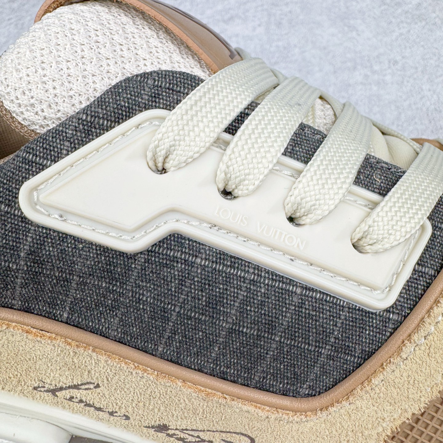 图片[17]-＃GD广顶 Louis Vuitton Trainer lv路易威登时装走秀运动时尚板鞋 外贸零售特供批次 2023全新纸板数据 印花高频效果碾压市面 市售天花板产物 耗时半年巨作 全套原厂新版原纸板楦头开发 原厂特供皮料加持 市场所有版本中综合最强的货品 GD实力大厂出品 全网最全配色更新最快 最成熟的做工稳定的品控 完美鞋型超高的清洁度 零毛边线头瑕疵 全套原楦原纸版原鞋开模 全网最具灵魂的版型 正确原装黄色鞋盒 正确中底印花 鞋面印花3D高频深度立体 全鞋电脑针车 紧密相连 针距密度一致 环保乳胶注塑鞋垫 厚度脚感还原原版 皮面裁剪部位 统一油边封口工艺 原装橡胶大底含胶量大底组合零偏差 专柜全套包装 防尘袋 说明书 质保卡 男女鞋 尺码：35 36 37 38 39 40 41 42 43 44 45-选品中心