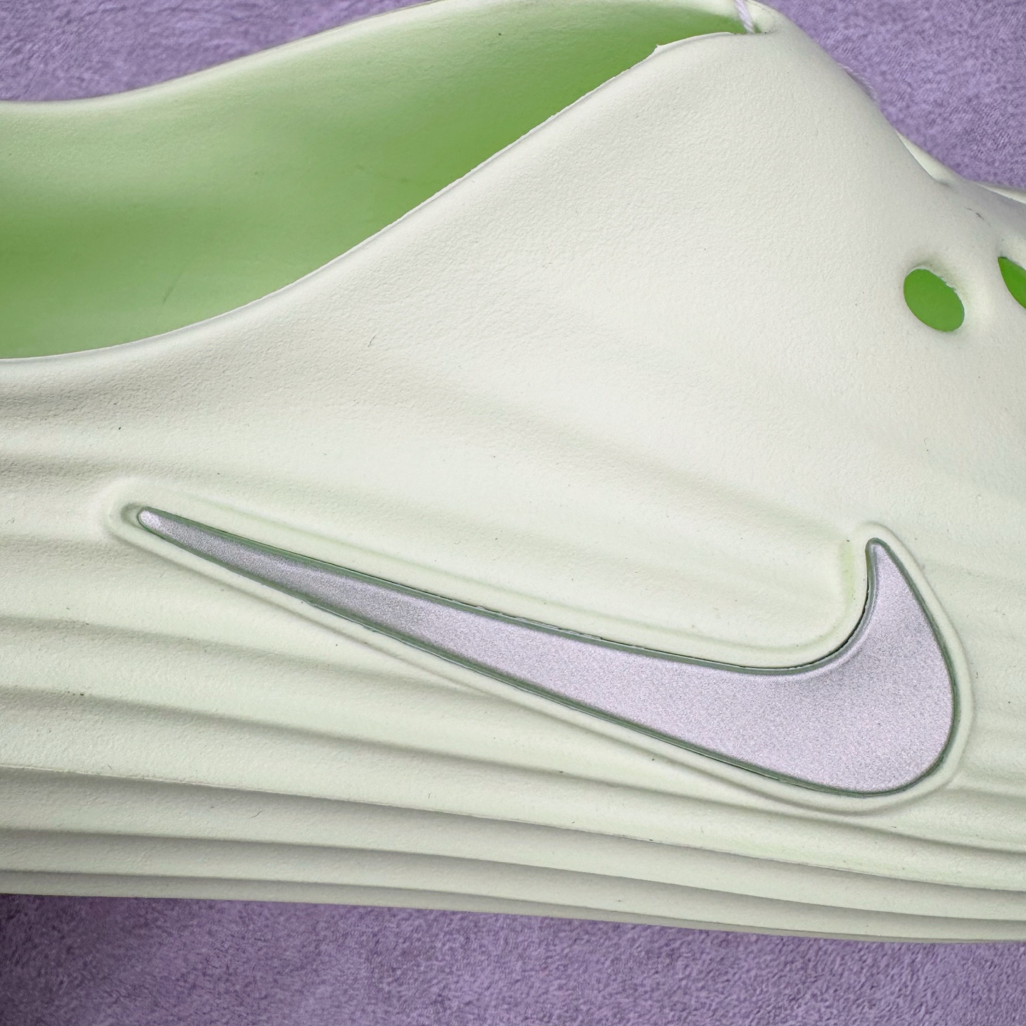 图片[15]-＃Lw纯原 NK ReactX Rejuven8 简约舒适百搭洞洞鞋 HV5062-700 重金购入原鞋及原档案磨具生产指令开发 唯一正确组合大底 组合侧面Logo 鞋头不过分上翘 后跟Logo 凹凸明显 轮廓分明 LOGO内侧钢印清晰工整 原厂磨具全鞋无多余毛边 同源公司EVA粒子环保塑料 原厂指令配方 无任何异味 弹性卡色均保持原鞋一致 匠心打造 鞋口弧度大小 鞋面色泽质感同步原鞋 LOGO内侧钢印清晰工整 从名字就能看出，这款鞋搭载了React X缓震科技，保证了舒适的脚感和轻盈的穿着体验。设计上，这双鞋采用了近几年非常流行的洞洞鞋风格，但特别之处在于加入了波浪纹路细节，让整个鞋型看起来更有立体感，视觉上也增添了几分现代感。尺码：36 36.5 37.5 38 38.5 39 40 40.5 41 42 42.5 43 44 44.5 45 46.5 47.5 48.5-选品中心