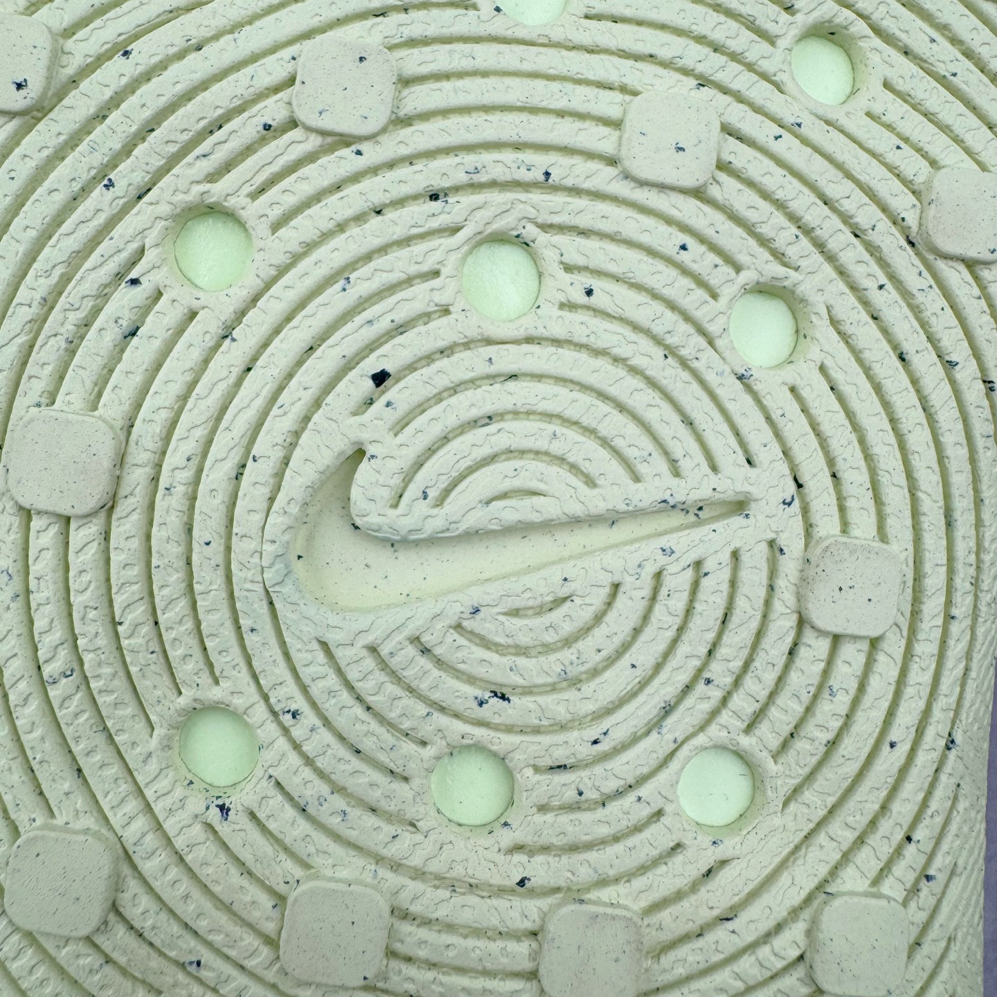 图片[16]-＃Lw纯原 NK ReactX Rejuven8 简约舒适百搭洞洞鞋 HV5062-700 重金购入原鞋及原档案磨具生产指令开发 唯一正确组合大底 组合侧面Logo 鞋头不过分上翘 后跟Logo 凹凸明显 轮廓分明 LOGO内侧钢印清晰工整 原厂磨具全鞋无多余毛边 同源公司EVA粒子环保塑料 原厂指令配方 无任何异味 弹性卡色均保持原鞋一致 匠心打造 鞋口弧度大小 鞋面色泽质感同步原鞋 LOGO内侧钢印清晰工整 从名字就能看出，这款鞋搭载了React X缓震科技，保证了舒适的脚感和轻盈的穿着体验。设计上，这双鞋采用了近几年非常流行的洞洞鞋风格，但特别之处在于加入了波浪纹路细节，让整个鞋型看起来更有立体感，视觉上也增添了几分现代感。尺码：36 36.5 37.5 38 38.5 39 40 40.5 41 42 42.5 43 44 44.5 45 46.5 47.5 48.5-选品中心