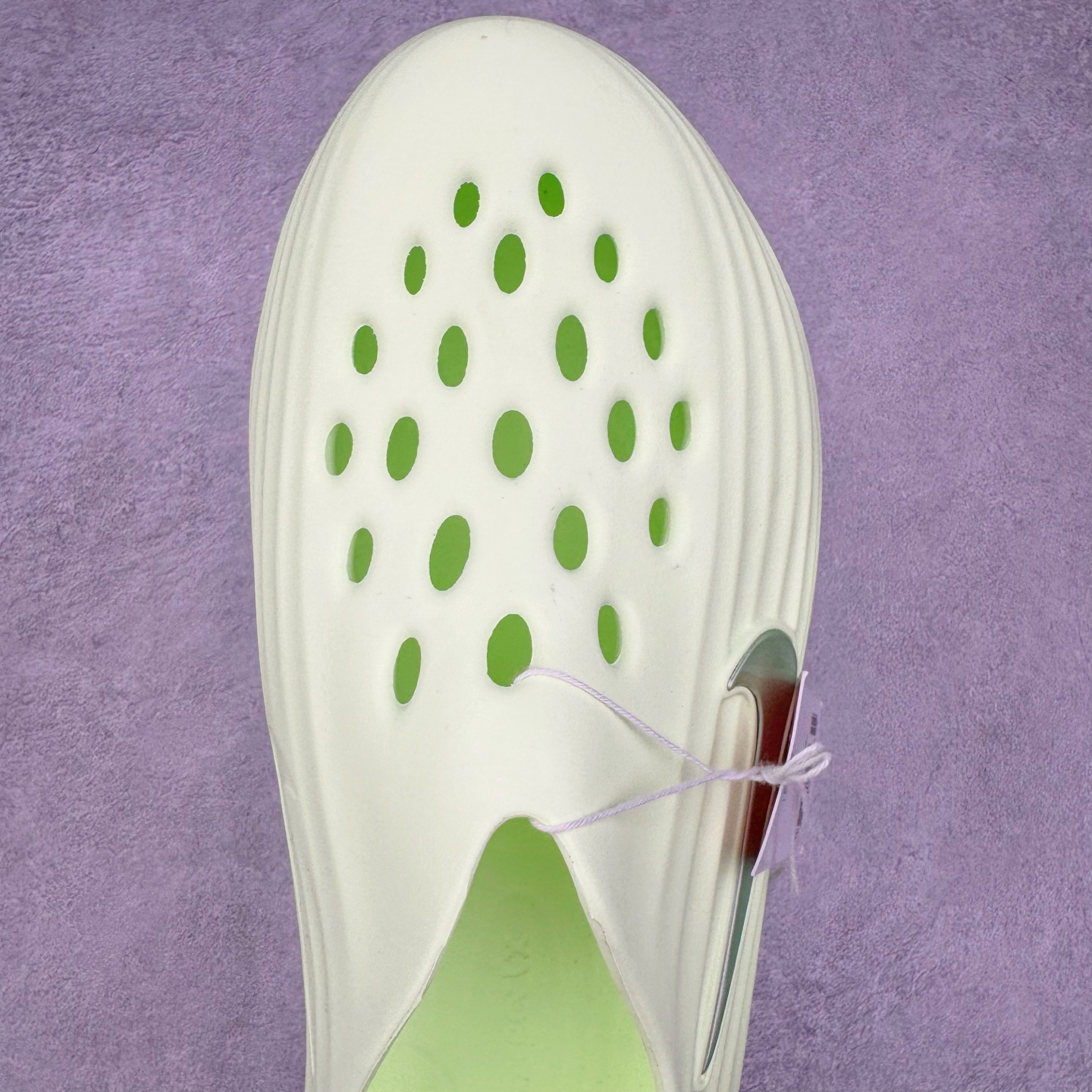 图片[4]-＃Lw纯原 NK ReactX Rejuven8 简约舒适百搭洞洞鞋 HV5062-700 重金购入原鞋及原档案磨具生产指令开发 唯一正确组合大底 组合侧面Logo 鞋头不过分上翘 后跟Logo 凹凸明显 轮廓分明 LOGO内侧钢印清晰工整 原厂磨具全鞋无多余毛边 同源公司EVA粒子环保塑料 原厂指令配方 无任何异味 弹性卡色均保持原鞋一致 匠心打造 鞋口弧度大小 鞋面色泽质感同步原鞋 LOGO内侧钢印清晰工整 从名字就能看出，这款鞋搭载了React X缓震科技，保证了舒适的脚感和轻盈的穿着体验。设计上，这双鞋采用了近几年非常流行的洞洞鞋风格，但特别之处在于加入了波浪纹路细节，让整个鞋型看起来更有立体感，视觉上也增添了几分现代感。尺码：36 36.5 37.5 38 38.5 39 40 40.5 41 42 42.5 43 44 44.5 45 46.5 47.5 48.5-选品中心