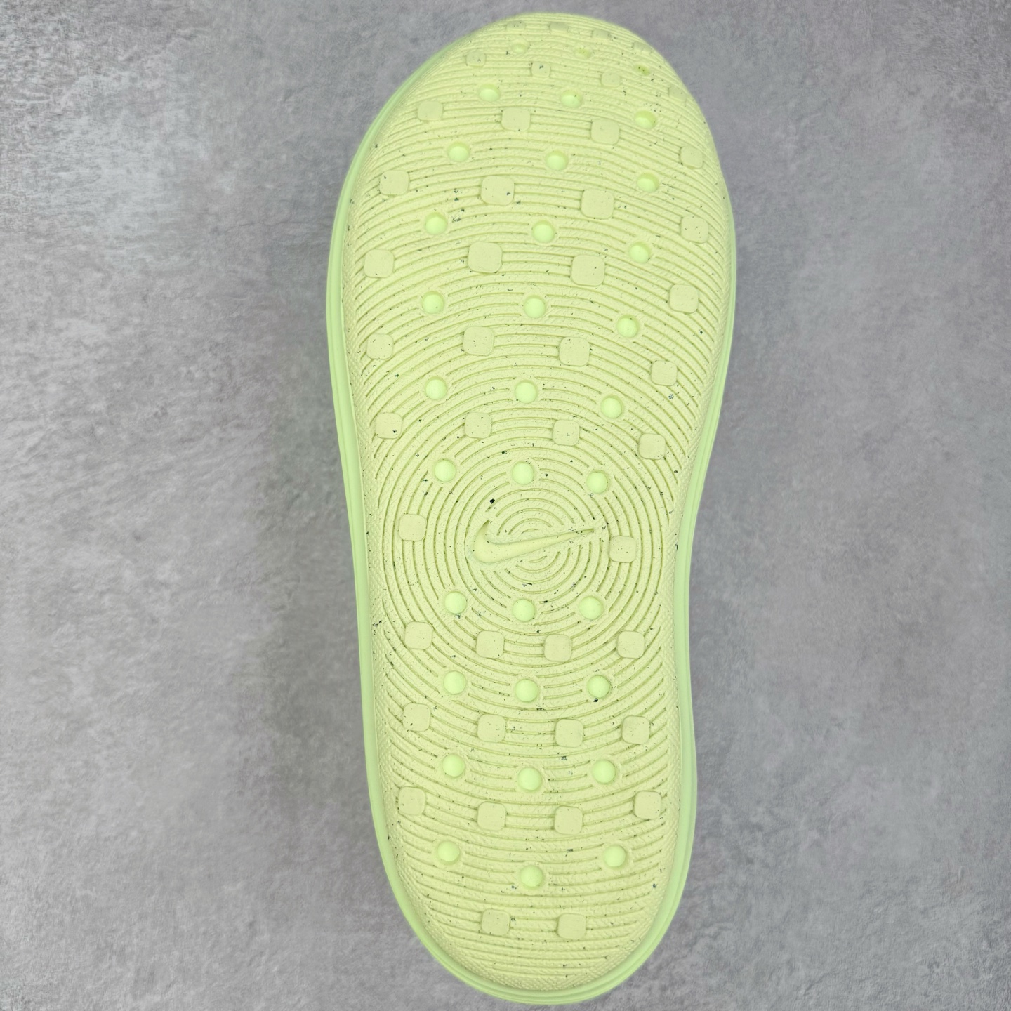 图片[9]-＃Lw纯原 NK ReactX Rejuven8 简约舒适百搭洞洞鞋 HV5062-700 重金购入原鞋及原档案磨具生产指令开发 唯一正确组合大底 组合侧面Logo 鞋头不过分上翘 后跟Logo 凹凸明显 轮廓分明 LOGO内侧钢印清晰工整 原厂磨具全鞋无多余毛边 同源公司EVA粒子环保塑料 原厂指令配方 无任何异味 弹性卡色均保持原鞋一致 匠心打造 鞋口弧度大小 鞋面色泽质感同步原鞋 LOGO内侧钢印清晰工整 从名字就能看出，这款鞋搭载了React X缓震科技，保证了舒适的脚感和轻盈的穿着体验。设计上，这双鞋采用了近几年非常流行的洞洞鞋风格，但特别之处在于加入了波浪纹路细节，让整个鞋型看起来更有立体感，视觉上也增添了几分现代感。尺码：36 36.5 37.5 38 38.5 39 40 40.5 41 42 42.5 43 44 44.5 45 46.5 47.5 48.5-选品中心