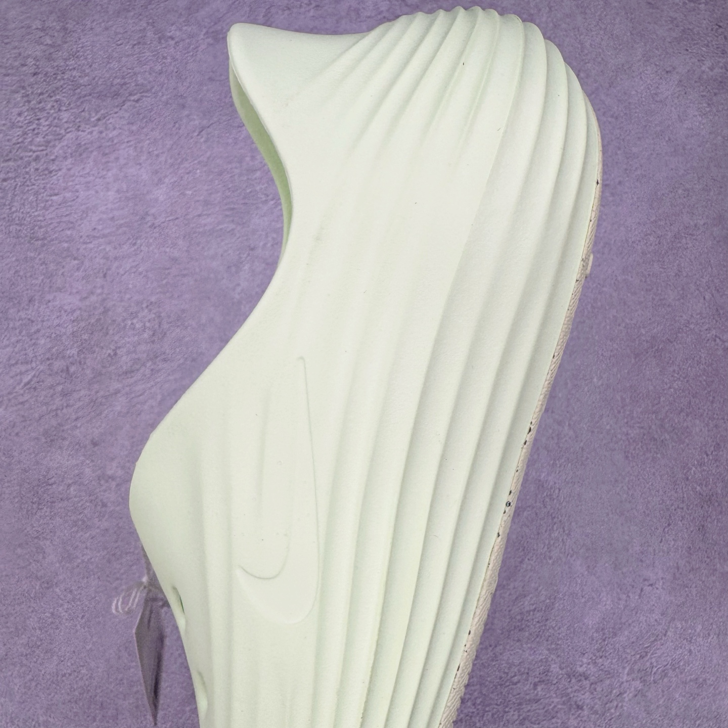 图片[7]-＃Lw纯原 NK ReactX Rejuven8 简约舒适百搭洞洞鞋 HV5062-700 重金购入原鞋及原档案磨具生产指令开发 唯一正确组合大底 组合侧面Logo 鞋头不过分上翘 后跟Logo 凹凸明显 轮廓分明 LOGO内侧钢印清晰工整 原厂磨具全鞋无多余毛边 同源公司EVA粒子环保塑料 原厂指令配方 无任何异味 弹性卡色均保持原鞋一致 匠心打造 鞋口弧度大小 鞋面色泽质感同步原鞋 LOGO内侧钢印清晰工整 从名字就能看出，这款鞋搭载了React X缓震科技，保证了舒适的脚感和轻盈的穿着体验。设计上，这双鞋采用了近几年非常流行的洞洞鞋风格，但特别之处在于加入了波浪纹路细节，让整个鞋型看起来更有立体感，视觉上也增添了几分现代感。尺码：36 36.5 37.5 38 38.5 39 40 40.5 41 42 42.5 43 44 44.5 45 46.5 47.5 48.5-选品中心