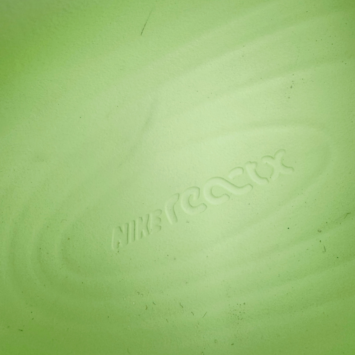 图片[12]-＃Lw纯原 NK ReactX Rejuven8 简约舒适百搭洞洞鞋 HV5062-700 重金购入原鞋及原档案磨具生产指令开发 唯一正确组合大底 组合侧面Logo 鞋头不过分上翘 后跟Logo 凹凸明显 轮廓分明 LOGO内侧钢印清晰工整 原厂磨具全鞋无多余毛边 同源公司EVA粒子环保塑料 原厂指令配方 无任何异味 弹性卡色均保持原鞋一致 匠心打造 鞋口弧度大小 鞋面色泽质感同步原鞋 LOGO内侧钢印清晰工整 从名字就能看出，这款鞋搭载了React X缓震科技，保证了舒适的脚感和轻盈的穿着体验。设计上，这双鞋采用了近几年非常流行的洞洞鞋风格，但特别之处在于加入了波浪纹路细节，让整个鞋型看起来更有立体感，视觉上也增添了几分现代感。尺码：36 36.5 37.5 38 38.5 39 40 40.5 41 42 42.5 43 44 44.5 45 46.5 47.5 48.5-选品中心