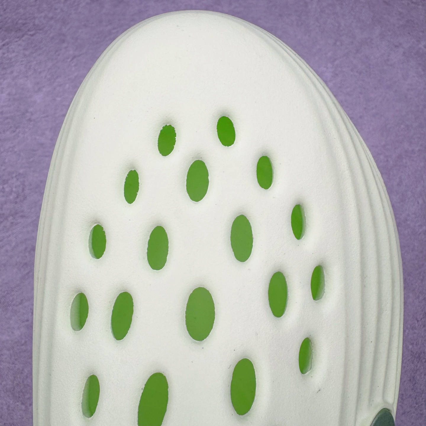 图片[13]-＃Lw纯原 NK ReactX Rejuven8 简约舒适百搭洞洞鞋 HV5062-700 重金购入原鞋及原档案磨具生产指令开发 唯一正确组合大底 组合侧面Logo 鞋头不过分上翘 后跟Logo 凹凸明显 轮廓分明 LOGO内侧钢印清晰工整 原厂磨具全鞋无多余毛边 同源公司EVA粒子环保塑料 原厂指令配方 无任何异味 弹性卡色均保持原鞋一致 匠心打造 鞋口弧度大小 鞋面色泽质感同步原鞋 LOGO内侧钢印清晰工整 从名字就能看出，这款鞋搭载了React X缓震科技，保证了舒适的脚感和轻盈的穿着体验。设计上，这双鞋采用了近几年非常流行的洞洞鞋风格，但特别之处在于加入了波浪纹路细节，让整个鞋型看起来更有立体感，视觉上也增添了几分现代感。尺码：36 36.5 37.5 38 38.5 39 40 40.5 41 42 42.5 43 44 44.5 45 46.5 47.5 48.5-选品中心