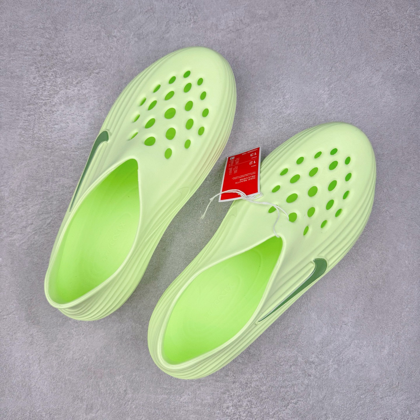 图片[3]-＃Lw纯原 NK ReactX Rejuven8 简约舒适百搭洞洞鞋 HV5062-700 重金购入原鞋及原档案磨具生产指令开发 唯一正确组合大底 组合侧面Logo 鞋头不过分上翘 后跟Logo 凹凸明显 轮廓分明 LOGO内侧钢印清晰工整 原厂磨具全鞋无多余毛边 同源公司EVA粒子环保塑料 原厂指令配方 无任何异味 弹性卡色均保持原鞋一致 匠心打造 鞋口弧度大小 鞋面色泽质感同步原鞋 LOGO内侧钢印清晰工整 从名字就能看出，这款鞋搭载了React X缓震科技，保证了舒适的脚感和轻盈的穿着体验。设计上，这双鞋采用了近几年非常流行的洞洞鞋风格，但特别之处在于加入了波浪纹路细节，让整个鞋型看起来更有立体感，视觉上也增添了几分现代感。尺码：36 36.5 37.5 38 38.5 39 40 40.5 41 42 42.5 43 44 44.5 45 46.5 47.5 48.5-选品中心