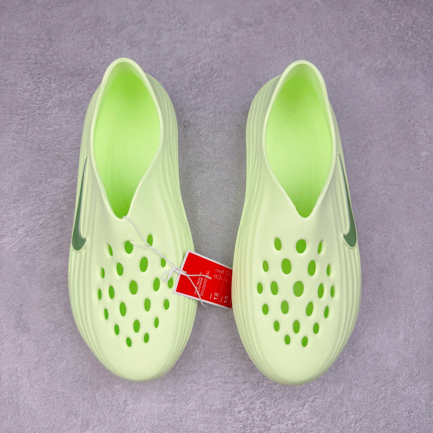 图片[2]-＃Lw纯原 NK ReactX Rejuven8 简约舒适百搭洞洞鞋 HV5062-700 重金购入原鞋及原档案磨具生产指令开发 唯一正确组合大底 组合侧面Logo 鞋头不过分上翘 后跟Logo 凹凸明显 轮廓分明 LOGO内侧钢印清晰工整 原厂磨具全鞋无多余毛边 同源公司EVA粒子环保塑料 原厂指令配方 无任何异味 弹性卡色均保持原鞋一致 匠心打造 鞋口弧度大小 鞋面色泽质感同步原鞋 LOGO内侧钢印清晰工整 从名字就能看出，这款鞋搭载了React X缓震科技，保证了舒适的脚感和轻盈的穿着体验。设计上，这双鞋采用了近几年非常流行的洞洞鞋风格，但特别之处在于加入了波浪纹路细节，让整个鞋型看起来更有立体感，视觉上也增添了几分现代感。尺码：36 36.5 37.5 38 38.5 39 40 40.5 41 42 42.5 43 44 44.5 45 46.5 47.5 48.5-选品中心