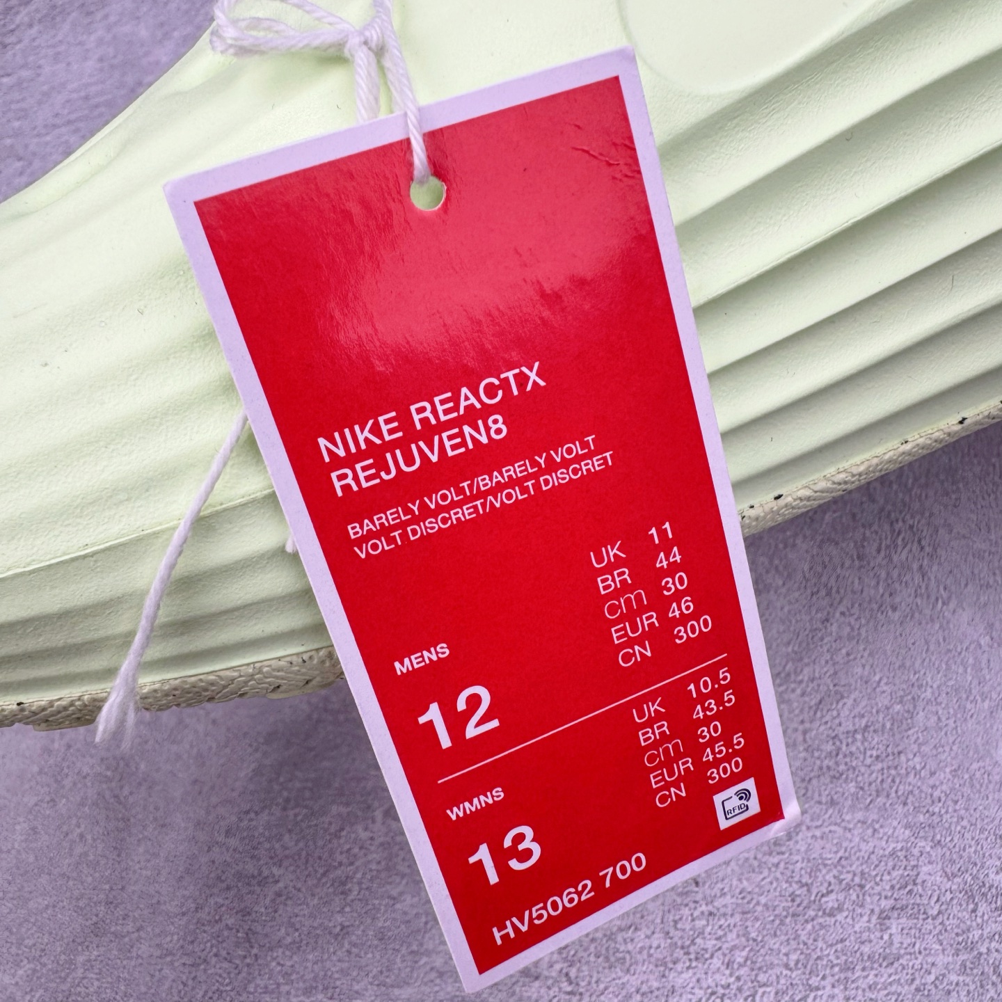 图片[10]-＃Lw纯原 NK ReactX Rejuven8 简约舒适百搭洞洞鞋 HV5062-700 重金购入原鞋及原档案磨具生产指令开发 唯一正确组合大底 组合侧面Logo 鞋头不过分上翘 后跟Logo 凹凸明显 轮廓分明 LOGO内侧钢印清晰工整 原厂磨具全鞋无多余毛边 同源公司EVA粒子环保塑料 原厂指令配方 无任何异味 弹性卡色均保持原鞋一致 匠心打造 鞋口弧度大小 鞋面色泽质感同步原鞋 LOGO内侧钢印清晰工整 从名字就能看出，这款鞋搭载了React X缓震科技，保证了舒适的脚感和轻盈的穿着体验。设计上，这双鞋采用了近几年非常流行的洞洞鞋风格，但特别之处在于加入了波浪纹路细节，让整个鞋型看起来更有立体感，视觉上也增添了几分现代感。尺码：36 36.5 37.5 38 38.5 39 40 40.5 41 42 42.5 43 44 44.5 45 46.5 47.5 48.5-选品中心