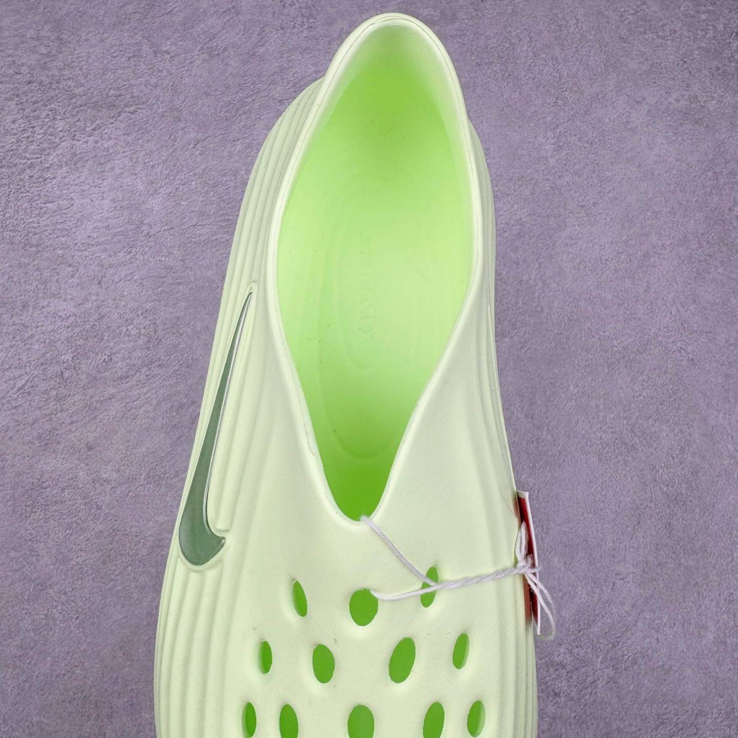 图片[5]-＃Lw纯原 NK ReactX Rejuven8 简约舒适百搭洞洞鞋 HV5062-700 重金购入原鞋及原档案磨具生产指令开发 唯一正确组合大底 组合侧面Logo 鞋头不过分上翘 后跟Logo 凹凸明显 轮廓分明 LOGO内侧钢印清晰工整 原厂磨具全鞋无多余毛边 同源公司EVA粒子环保塑料 原厂指令配方 无任何异味 弹性卡色均保持原鞋一致 匠心打造 鞋口弧度大小 鞋面色泽质感同步原鞋 LOGO内侧钢印清晰工整 从名字就能看出，这款鞋搭载了React X缓震科技，保证了舒适的脚感和轻盈的穿着体验。设计上，这双鞋采用了近几年非常流行的洞洞鞋风格，但特别之处在于加入了波浪纹路细节，让整个鞋型看起来更有立体感，视觉上也增添了几分现代感。尺码：36 36.5 37.5 38 38.5 39 40 40.5 41 42 42.5 43 44 44.5 45 46.5 47.5 48.5-选品中心