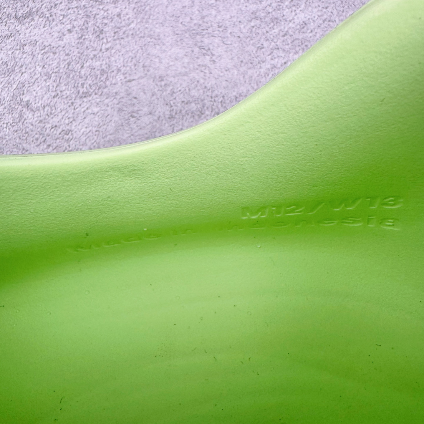 图片[11]-＃Lw纯原 NK ReactX Rejuven8 简约舒适百搭洞洞鞋 HV5062-700 重金购入原鞋及原档案磨具生产指令开发 唯一正确组合大底 组合侧面Logo 鞋头不过分上翘 后跟Logo 凹凸明显 轮廓分明 LOGO内侧钢印清晰工整 原厂磨具全鞋无多余毛边 同源公司EVA粒子环保塑料 原厂指令配方 无任何异味 弹性卡色均保持原鞋一致 匠心打造 鞋口弧度大小 鞋面色泽质感同步原鞋 LOGO内侧钢印清晰工整 从名字就能看出，这款鞋搭载了React X缓震科技，保证了舒适的脚感和轻盈的穿着体验。设计上，这双鞋采用了近几年非常流行的洞洞鞋风格，但特别之处在于加入了波浪纹路细节，让整个鞋型看起来更有立体感，视觉上也增添了几分现代感。尺码：36 36.5 37.5 38 38.5 39 40 40.5 41 42 42.5 43 44 44.5 45 46.5 47.5 48.5-选品中心