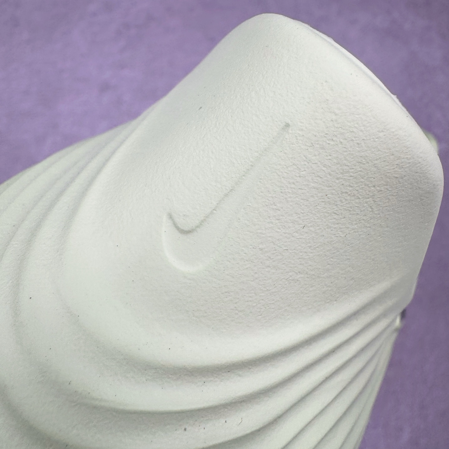 图片[14]-＃Lw纯原 NK ReactX Rejuven8 简约舒适百搭洞洞鞋 HV5062-700 重金购入原鞋及原档案磨具生产指令开发 唯一正确组合大底 组合侧面Logo 鞋头不过分上翘 后跟Logo 凹凸明显 轮廓分明 LOGO内侧钢印清晰工整 原厂磨具全鞋无多余毛边 同源公司EVA粒子环保塑料 原厂指令配方 无任何异味 弹性卡色均保持原鞋一致 匠心打造 鞋口弧度大小 鞋面色泽质感同步原鞋 LOGO内侧钢印清晰工整 从名字就能看出，这款鞋搭载了React X缓震科技，保证了舒适的脚感和轻盈的穿着体验。设计上，这双鞋采用了近几年非常流行的洞洞鞋风格，但特别之处在于加入了波浪纹路细节，让整个鞋型看起来更有立体感，视觉上也增添了几分现代感。尺码：36 36.5 37.5 38 38.5 39 40 40.5 41 42 42.5 43 44 44.5 45 46.5 47.5 48.5-选品中心