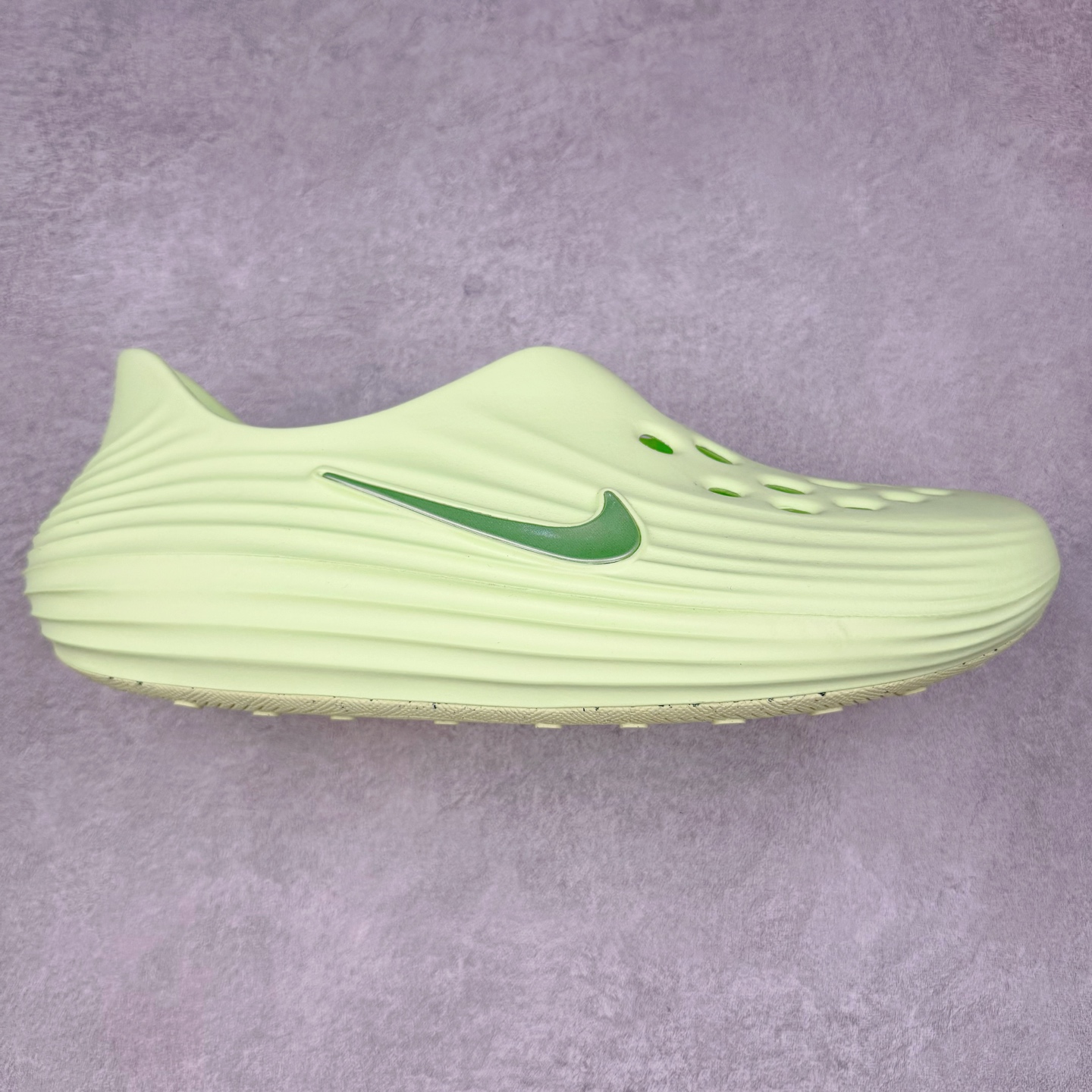 ＃Lw纯原 NK ReactX Rejuven8 简约舒适百搭洞洞鞋 HV5062-700 重金购入原鞋及原档案磨具生产指令开发 唯一正确组合大底 组合侧面Logo 鞋头不过分上翘 后跟Logo 凹凸明显 轮廓分明 LOGO内侧钢印清晰工整 原厂磨具全鞋无多余毛边 同源公司EVA粒子环保塑料 原厂指令配方 无任何异味 弹性卡色均保持原鞋一致 匠心打造 鞋口弧度大小 鞋面色泽质感同步原鞋 LOGO内侧钢印清晰工整 从名字就能看出，这款鞋搭载了React X缓震科技，保证了舒适的脚感和轻盈的穿着体验。设计上，这双鞋采用了近几年非常流行的洞洞鞋风格，但特别之处在于加入了波浪纹路细节，让整个鞋型看起来更有立体感，视觉上也增添了几分现代感。尺码：36 36.5 37.5 38 38.5 39 40 40.5 41 42 42.5 43 44 44.5 45 46.5 47.5 48.5-选品中心