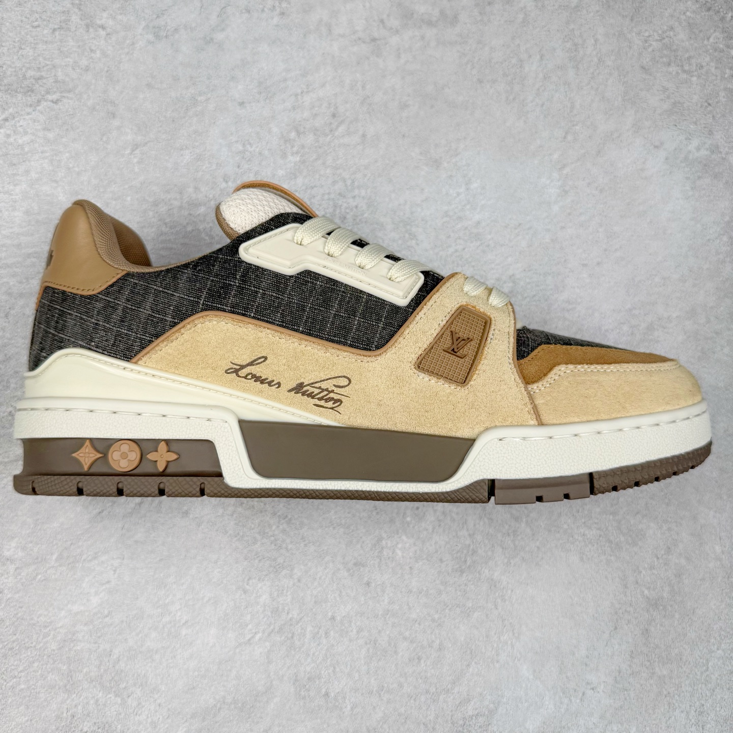 ＃GD广顶 Louis Vuitton Trainer lv路易威登时装走秀运动时尚板鞋 外贸零售特供批次 2023全新纸板数据 印花高频效果碾压市面 市售天花板产物 耗时半年巨作 全套原厂新版原纸板楦头开发 原厂特供皮料加持 市场所有版本中综合最强的货品 GD实力大厂出品 全网最全配色更新最快 最成熟的做工稳定的品控 完美鞋型超高的清洁度 零毛边线头瑕疵 全套原楦原纸版原鞋开模 全网最具灵魂的版型 正确原装黄色鞋盒 正确中底印花 鞋面印花3D高频深度立体 全鞋电脑针车 紧密相连 针距密度一致 环保乳胶注塑鞋垫 厚度脚感还原原版 皮面裁剪部位 统一油边封口工艺 原装橡胶大底含胶量大底组合零偏差 专柜全套包装 防尘袋 说明书 质保卡 男女鞋 尺码：35 36 37 38 39 40 41 42 43 44 45-选品中心