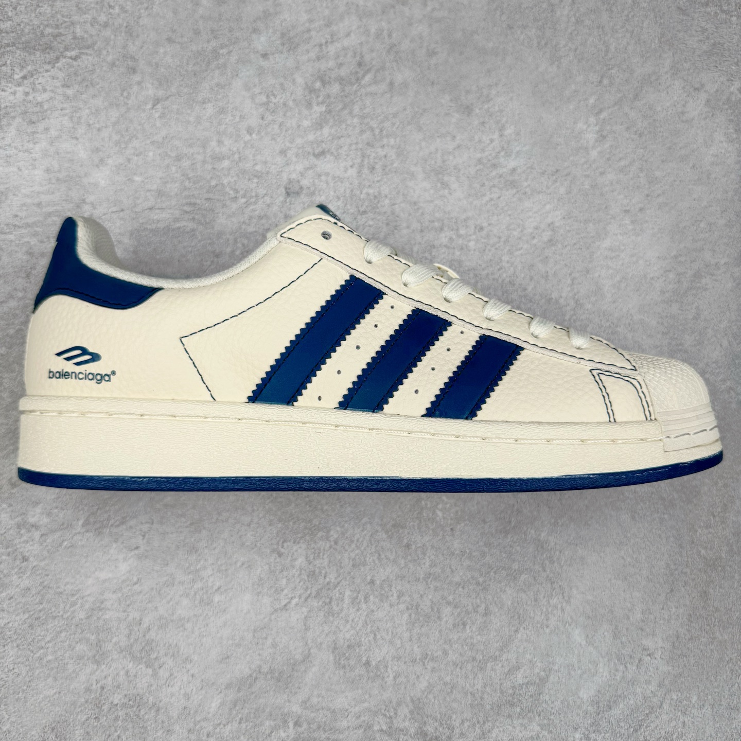 ＃C2 AD Originals Superstar 经典复古贝壳头板鞋 QF5805 诞生于1969年 是第一双将全皮面鞋 身与橡胶鞋头结合在一起的低帮篮球鞋 Superstar最开始 是作为高帮篮球鞋Pro Model的低帮版本而出现的 但因为其独特和醒目的橡胶鞋头造型而让大家熟知 被大家形象地称为\\\”shelltoe\\\”贝壳头 在70年代的美国职业篮球场上 接近3/4的NBA球员都将这双Superstar作为场上用鞋 80年代之后 经过不断的改良和发展 Superstar逐渐成为横跨时装、音乐、街头文化、休闲和运动等各大领域的时尚潮鞋 尺码：36 36.5 37 38 38.5 39 40 40.5 41 42 42.5 43 44 44.5 45-选品中心