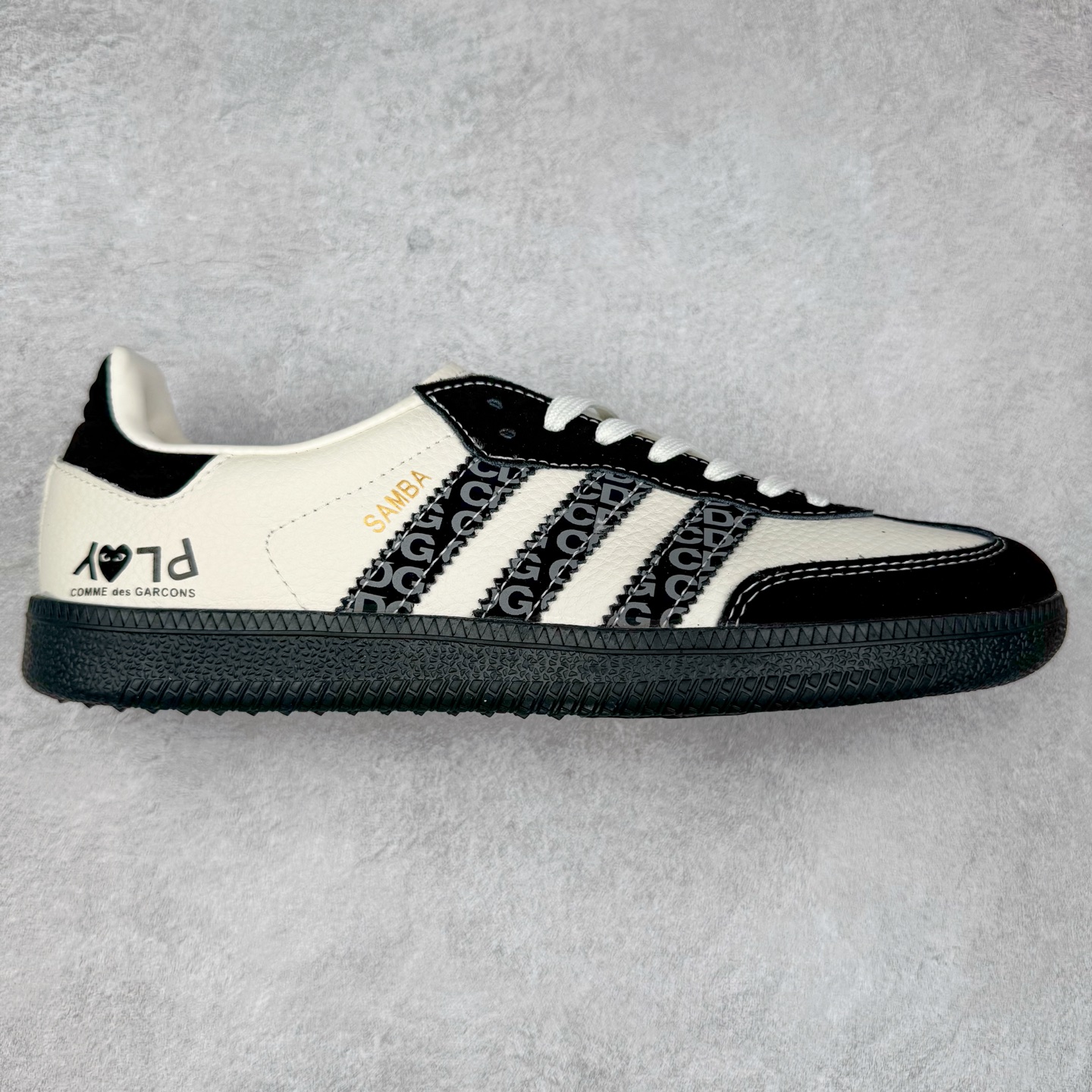 ＃C2 AD Original Samba OG 复古经典轻便板鞋 定制配色 DX0006 这款桑巴鞋展示了高质量的工艺 带有装饰的超锁缝制和无缝的手感 柔软、柔软的皮革造型和标志性的3条纹完成了精致的外观 正规合身鞋带 鞋面上有绒面鞋垫 橡胶鞋底 享受正畸套筒软感 自50年代首次亮相以来就一直在赢得粉丝的青睐 尺码：36 36.5 37.5 38 38.5 39 40 40.5 41 42 42.5 43 44 44.5 45-选品中心