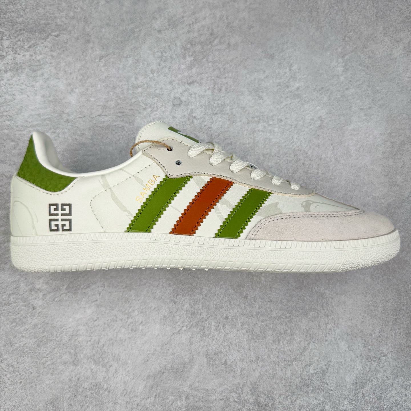 ＃C2 AD Original Samba OG 复古经典轻便板鞋 定制配色 GJ75805 这款桑巴鞋展示了高质量的工艺 带有装饰的超锁缝制和无缝的手感 柔软、柔软的皮革造型和标志性的3条纹完成了精致的外观 正规合身鞋带 鞋面上有绒面鞋垫 橡胶鞋底 享受正畸套筒软感 自50年代首次亮相以来就一直在赢得粉丝的青睐 尺码：36 36.5 37.5 38 38.5 39 40 40.5 41 42 42.5 43 44 44.5 45-选品中心