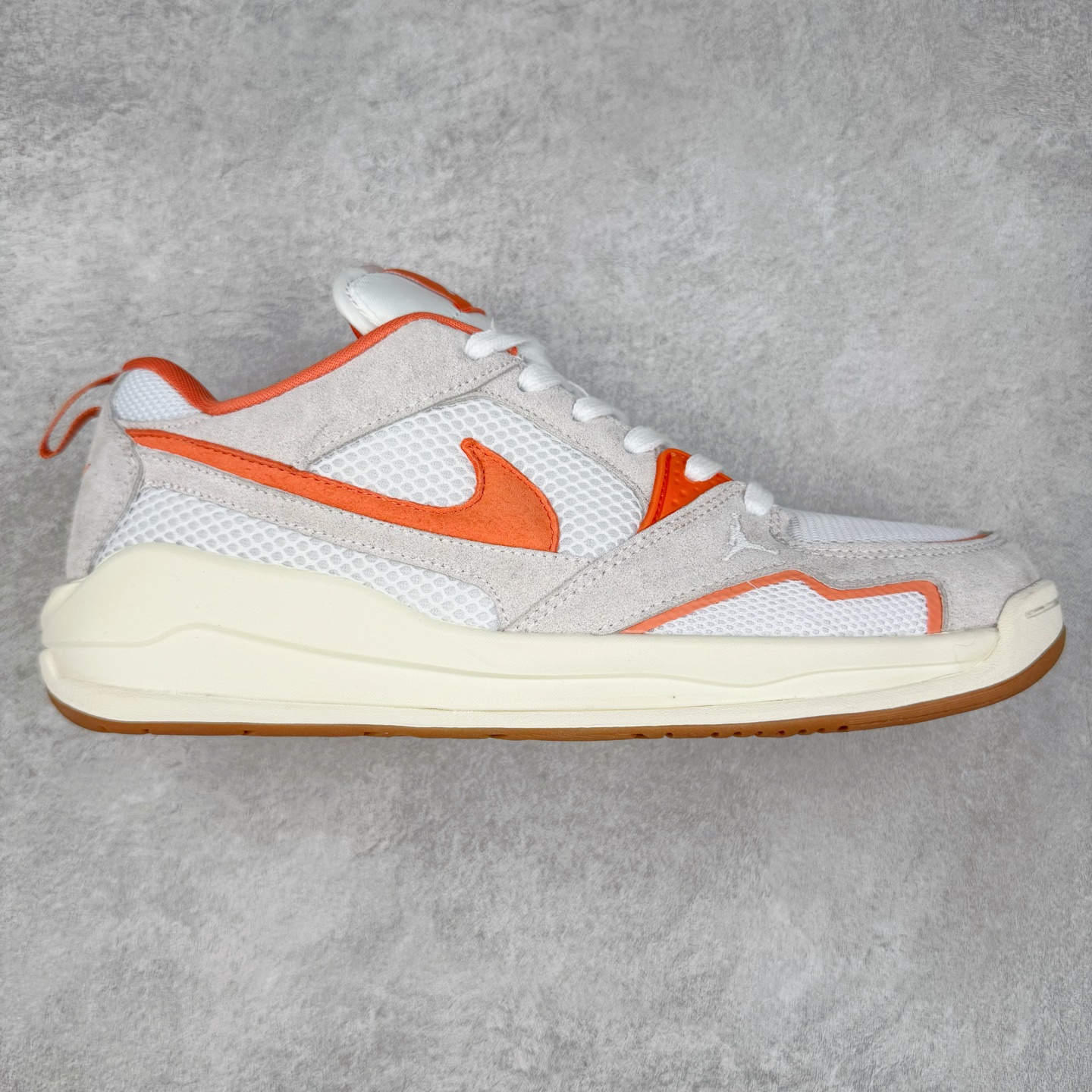 Jordan CMFT Era 时尚舒适 耐磨 低帮 复古篮球鞋 实拍调校N版已经零色差零失真 百分百还原实物色彩所见即所得 不存在货不对板色差等低级问题 选购参考实物拍摄 不混卖不参货 只用心做好货严格选品 承诺混一赔十 尺码：36 36.5 37.5 38 38.5 39 40 40.5 41 42 42.5 43 44 44.5 45 46-选品中心