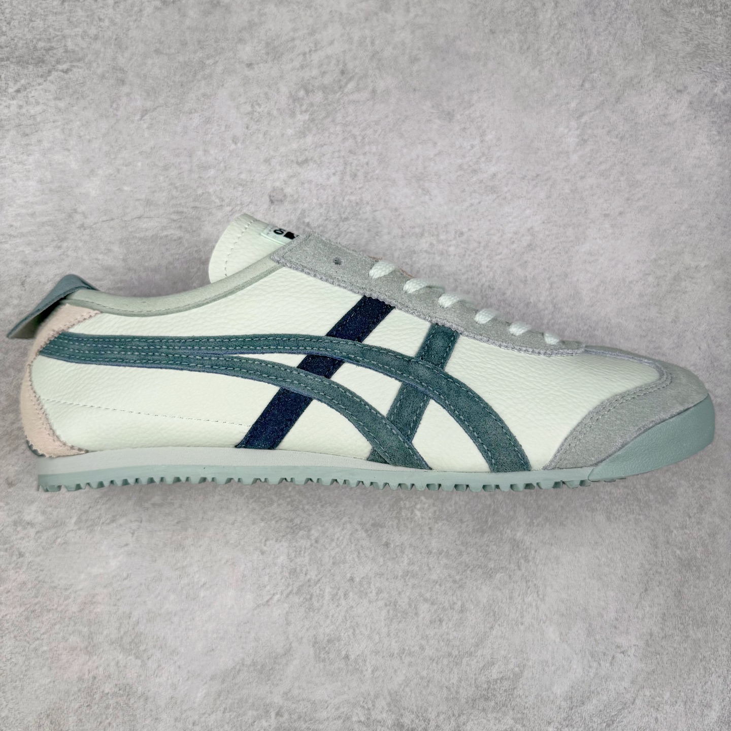Asics Onitsuka Tiger MEXICO 66 亚瑟士鬼冢虎复古经典板鞋 市场王者选手 海外订单工厂出品 长期生产补货永不断码 超成熟稳定的做工品控 原装全套纸板楦头开发 原汁原味 完美呈现版型 私模正确鞋底咬花纹路 一比一鞋头弧度高度鞋身弧度 绝不口嗨 细节品控鞋型随意秒杀市面 原档咬花纹路私模大底 一个单元有六个三角形 总体形拼接呈现花瓣状 官方四联吊牌 原装Ortholite轻量化鞋垫 原盒原配 质保卡 说明书 钢印防尘纸 纸板中底带钢印 乳胶组合鞋垫 支持全方位的对比专柜 产品从款式颜色造型上体现出追求舒适和细节的完美 鞋类更是推崇手工制作的严谨与完美 融舒适性与可穿性的设计风格 注重细节的完美和别致魅力 既保持稳重 又不失轻松的时尚感 尺码：36 37 37.5 38 39 39.5 40 40.5 41.5 42 42.5 43.5 44 45-选品中心