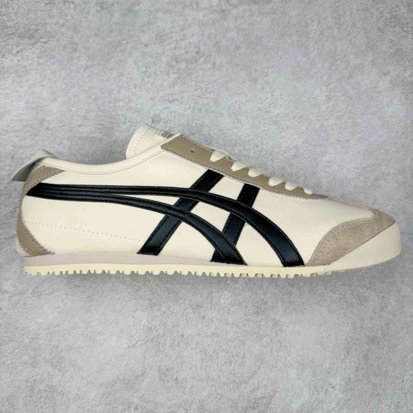 Asics Onitsuka Tiger MEXICO 66 亚瑟士鬼冢虎复古经典板鞋 市场王者选手 海外订单工厂出品 长期生产补货永不断码 超成熟稳定的做工品控 原装全套纸板楦头开发 原汁原味 完美呈现版型 私模正确鞋底咬花纹路 一比一鞋头弧度高度鞋身弧度 绝不口嗨 细节品控鞋型随意秒杀市面 原档咬花纹路私模大底 一个单元有六个三角形 总体形拼接呈现花瓣状 官方四联吊牌 原装Ortholite轻量化鞋垫 原盒原配 质保卡 说明书 钢印防尘纸 纸板中底带钢印 乳胶组合鞋垫 支持全方位的对比专柜 产品从款式颜色造型上体现出追求舒适和细节的完美 鞋类更是推崇手工制作的严谨与完美 融舒适性与可穿性的设计风格 注重细节的完美和别致魅力 既保持稳重 又不失轻松的时尚感 尺码：36 37 37.5 38 39 39.5 40 40.5 41.5 42 42.5 43.5 44 45-选品中心