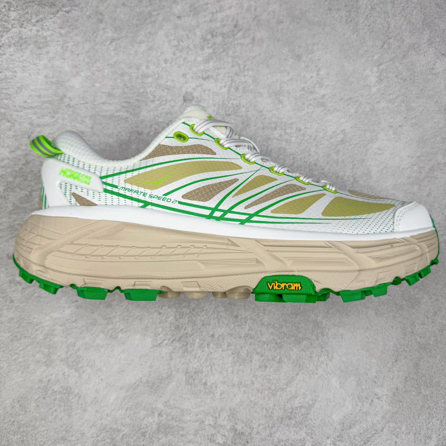 HOKA ONE ONE Mafate Speed 2 Low 玛法特2代系列低帮轻量户外越野休闲运动慢跑鞋 HOKA ONE ONE 最近推出了一个胶囊系列 Origin Story 这个系列里的 Mafate Speed 2 可以说让我日思夜想有一阵子了 最近终于拔草 让我来分享一下这双也是上脚赞到爆的越野跑鞋吧 以阿尔卑斯山脉作为主题将亮黄色与蓝色调覆盖在这经典轮廓之上 配色的呈现效果相当亮眼 以至于很多人买这个配色是用来日常搭配的 鞋面采用超轻的无缝架构 轻薄的TPU贴在透气的鞋面材料上 减轻重量同时也保证了支撑性 鞋底则采用滚动平衡技术 引导跑者回归自然步态 祖传的神奇EVA材质中底依旧是一如既往地表现优秀 能提供充足的缓震 作为HOKA家的越野跑鞋 VIBRAM 橡胶大底也是必不可少的 即便在复杂湿滑的地形 依旧能有良好的抓地力及稳定性 鞋带采用了弹性不易松脱的扁宽弹性鞋带 前掌与中掌部分也进行了加宽 也更加适合亚洲人的脚型 是一款十分全面且足够强悍的户外硬核越野鞋 而这双极其亮眼的越野跑鞋恰好又是在江山一百中参赛的UTMB冠军 Ludovic POMMERET 夺冠时穿着的战靴 这就让它变得更加有吸引力了 用来日常搭配的话短裤是基本不挑 长裤我个人推荐阔腿裤 工装裤以及各种长筒牛仔裤都可以 尺码：36 36.5 37.5 38 38.5 39 40 40.5 41 42 42.5 43 44 44.5 45-选品中心