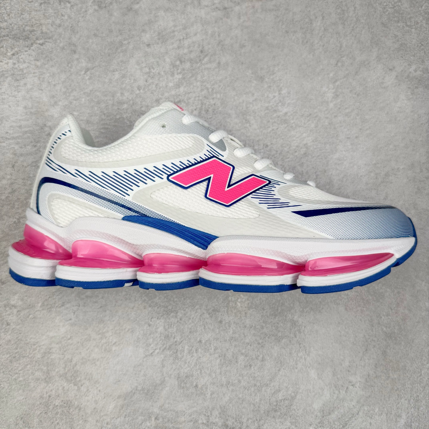 New Balance NB2000 舒适百搭防滑耐磨低帮 休闲跑步鞋 New Balance 在近两年的球鞋市场屡出奇招，在经典鞋型保持进一步增长的同时，推出的每一款新鞋型也都有傲人的战绩。在 327、9060 等鞋型获得成功之后，今天 New Balance 家族又迎来了新鲜血液的注入。这双 New Balance 2000 依然是融合了新旧元素的跑鞋造型，命名为 2000，或许是它的设计理念有着 Y2K 的血统。最大的亮点，在于这双鞋的中底。外侧以五个 ABZORB 单元，带来极具辨识度和冲击力的视觉效果，让这双鞋在外观和脚感方面都颇具吸引力。尺码：36 37 37.5 38 38.5 39 40 40.5 41 42 42.5 43 44 45 46-选品中心