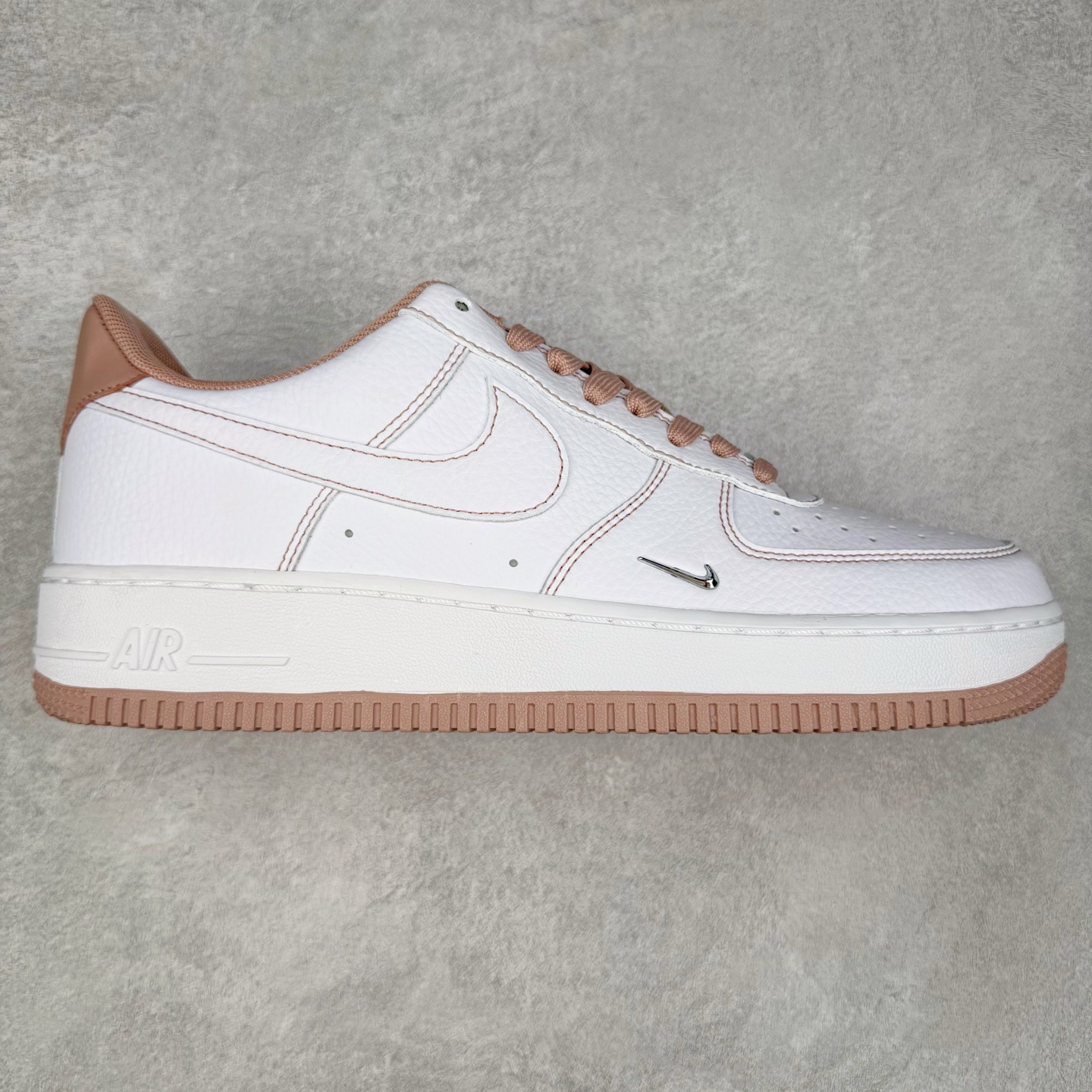 NK Air Force 1´07 Low 空军一号低帮百搭休闲运动板鞋 KJ1688-005 柔软、弹性十足的缓震性能和出色的中底设计 横跨复古与现代的外型结合 造就出风靡全球 三十多年的Force 1 直到今天还深受青睐 实拍调校N版已经零色差零失真 百分百还原实物色彩所见即所得 不存在货不对板色差等低级问题 选购参考实物拍摄 不混卖不参货 只用心做好货严格选品 承诺混一赔十 尺码：36 36.5 37.5 38 38.5 39 40 40.5 41 42 42.5 43 44 44.5 45-选品中心