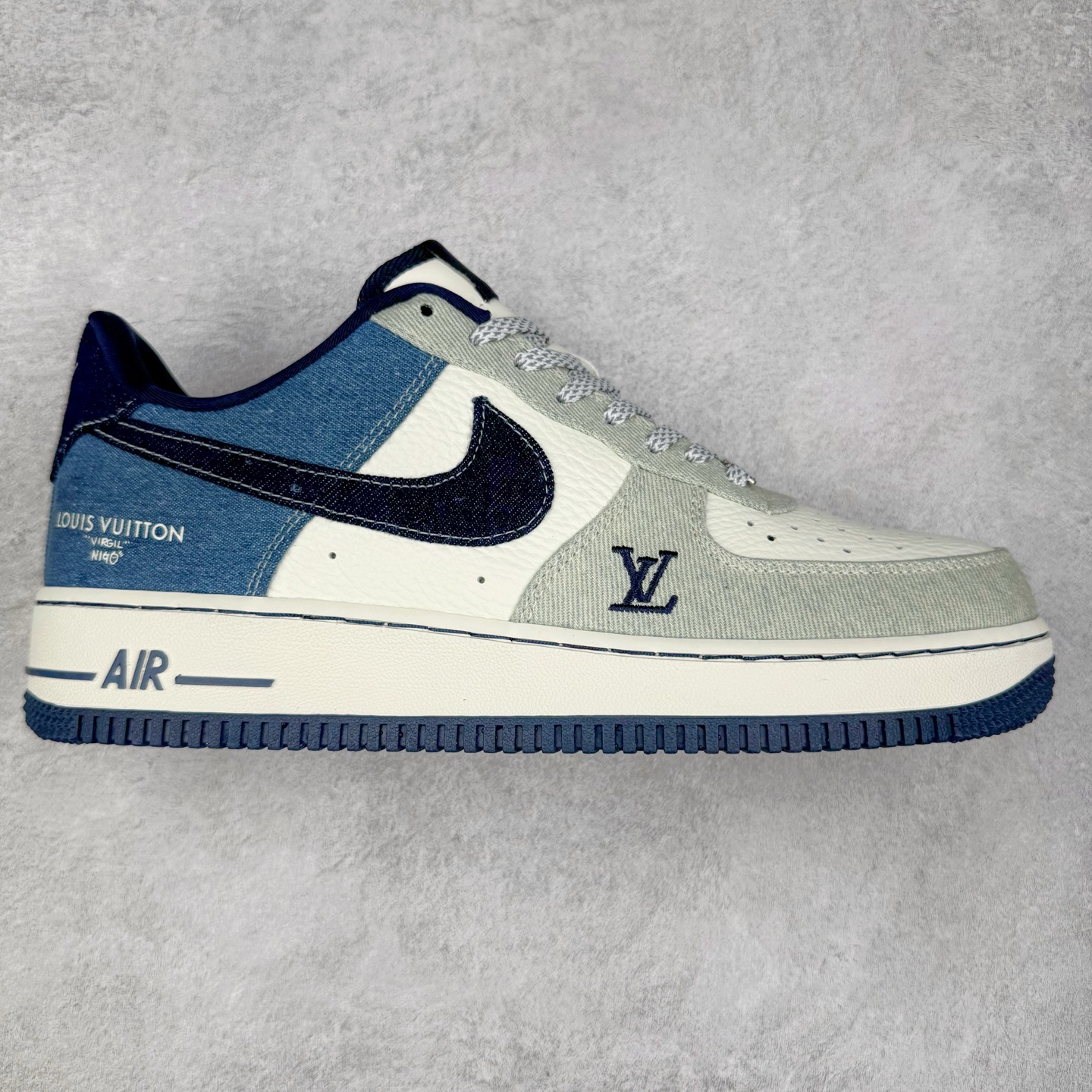 NK Air Force 1´07 Low 空军一号低帮百搭休闲运动板鞋 SC0601-551 柔软、弹性十足的缓震性能和出色的中底设计 横跨复古与现代的外型结合 造就出风靡全球 三十多年的Force 1 直到今天还深受青睐 实拍调校N版已经零色差零失真 百分百还原实物色彩所见即所得 不存在货不对板色差等低级问题 选购参考实物拍摄 不混卖不参货 只用心做好货严格选品 承诺混一赔十 尺码：36 36.5 37.5 38 38.5 39 40 40.5 41 42 42.5 43 44 44.5 45-选品中心