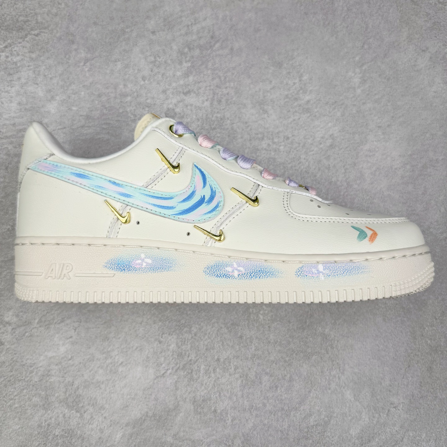 NK Air Force 1´07 Low 空军一号低帮百搭休闲运动板鞋 FV3654-211 柔软、弹性十足的缓震性能和出色的中底设计 横跨复古与现代的外型结合 造就出风靡全球 三十多年的Force 1 直到今天还深受青睐 实拍调校N版已经零色差零失真 百分百还原实物色彩所见即所得 不存在货不对板色差等低级问题 选购参考实物拍摄 不混卖不参货 只用心做好货严格选品 承诺混一赔十 尺码：36 36.5 37.5 38 38.5 39 40 40.5 41 42 42.5 43 44 44.5 45-选品中心