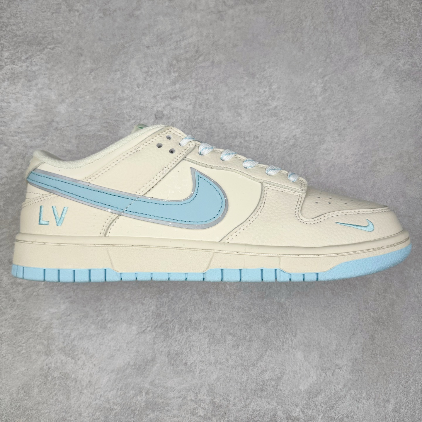 NK Dunk Low 定制配色 KK1333-048 大厂出品 极力推荐 原装头层材料 独家版型蒸餾加工帶來的是更好的视觉和脚感体验大厂纯原品质出货 清洁度 电绣工艺 皮料切割干净无任何毛边 细节完美 实拍调校N版已经零色差零失真 百分百还原实物色彩所见即所得 不存在货不对板色差等低级问题 选购参考实物拍摄 不混卖不参货 只用心做好货严格选品 承诺混一赔十 尺码：36 36.5 37.5 38 38.5 39 40 40.5 41 42 42.5 43 44 44.5 45-选品中心