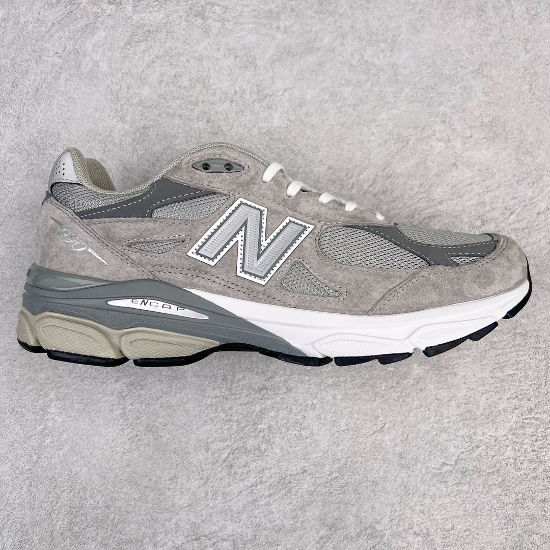 图片[17]-＃K版纯原福利 New Balance M990 新百伦NB990V3 第三代总统复古慢跑鞋 正确3M反光细节 原楦原纸版开发 正确6层组合底模精密开发 搭载全新碳素中底 后跟透明TPU水晶装饰条稳固 沿用了引以为傲的跑鞋手工技艺 采用猪皮绒面并包裹局部透气网面的鞋身设计 菱网鞋舌上刻有New Balance USA 鞋面依旧身着经典的大热之灰 彰显了其高端的品质身份 尺码：36 37 37.5 38 38.5 39 40 40.5 41.5 42 42.5 43 44 45-选品中心